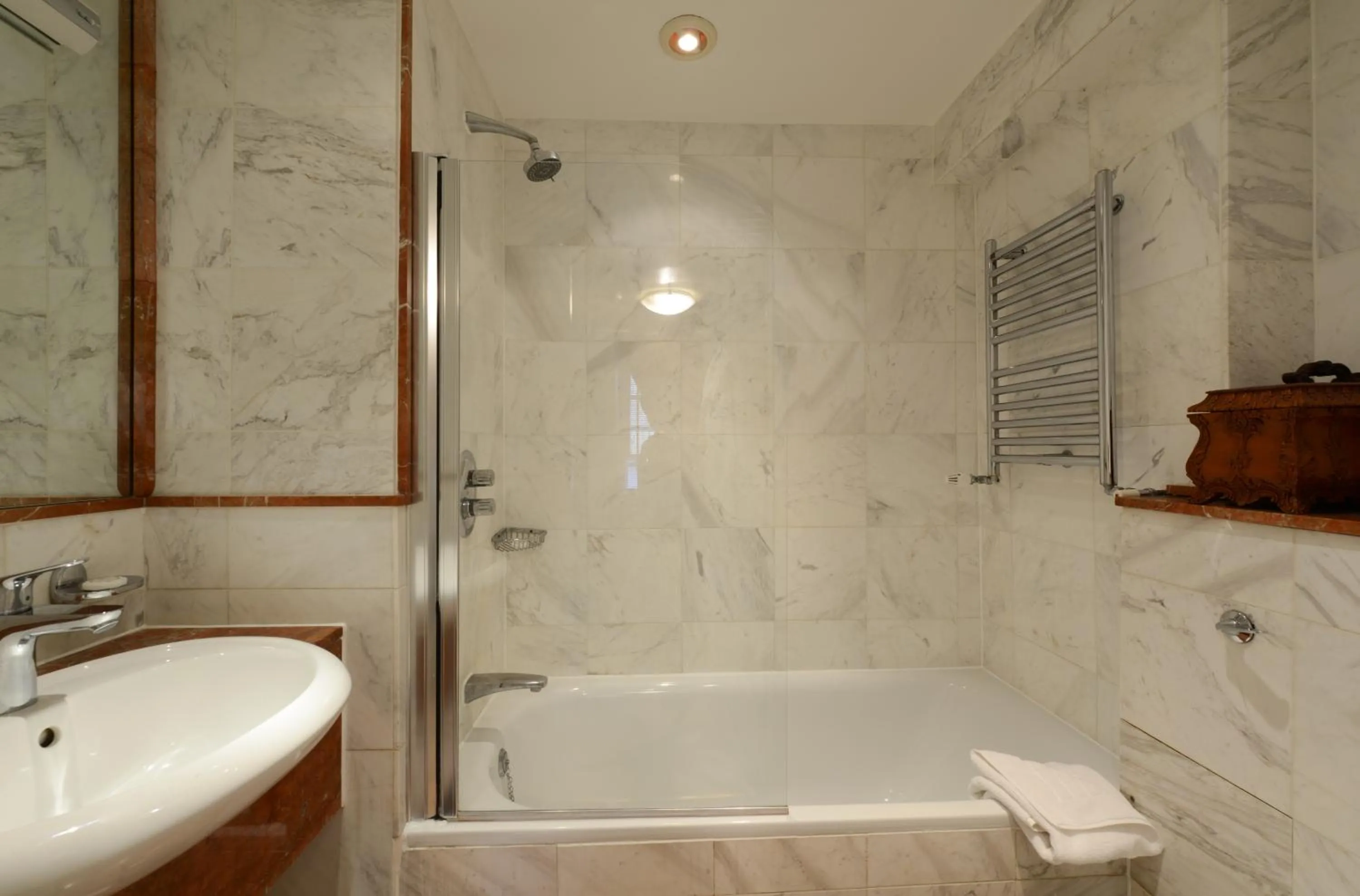 Bath in Twenty Nevern Square Hotel