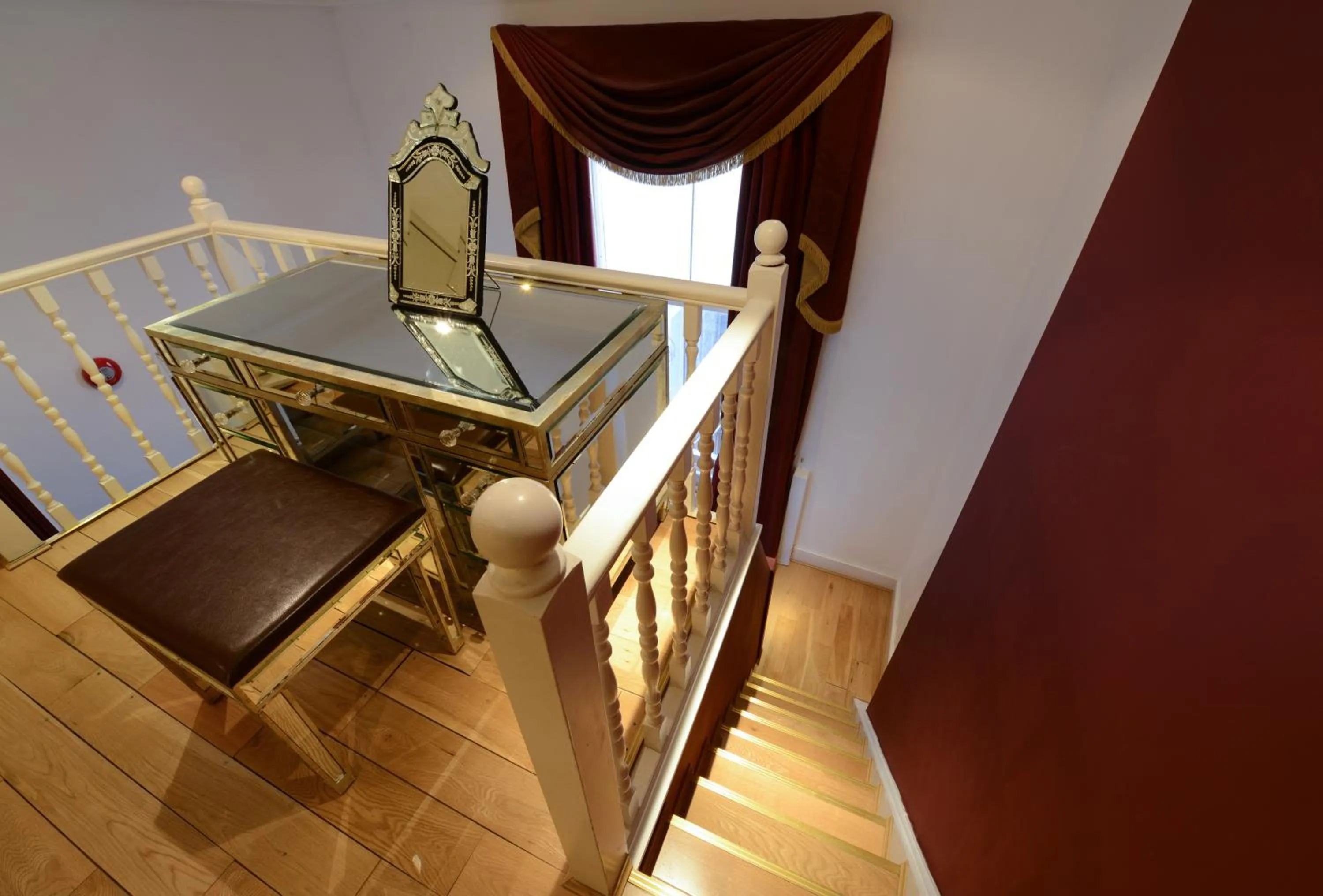 hair dresser, Bed in Twenty Nevern Square Hotel