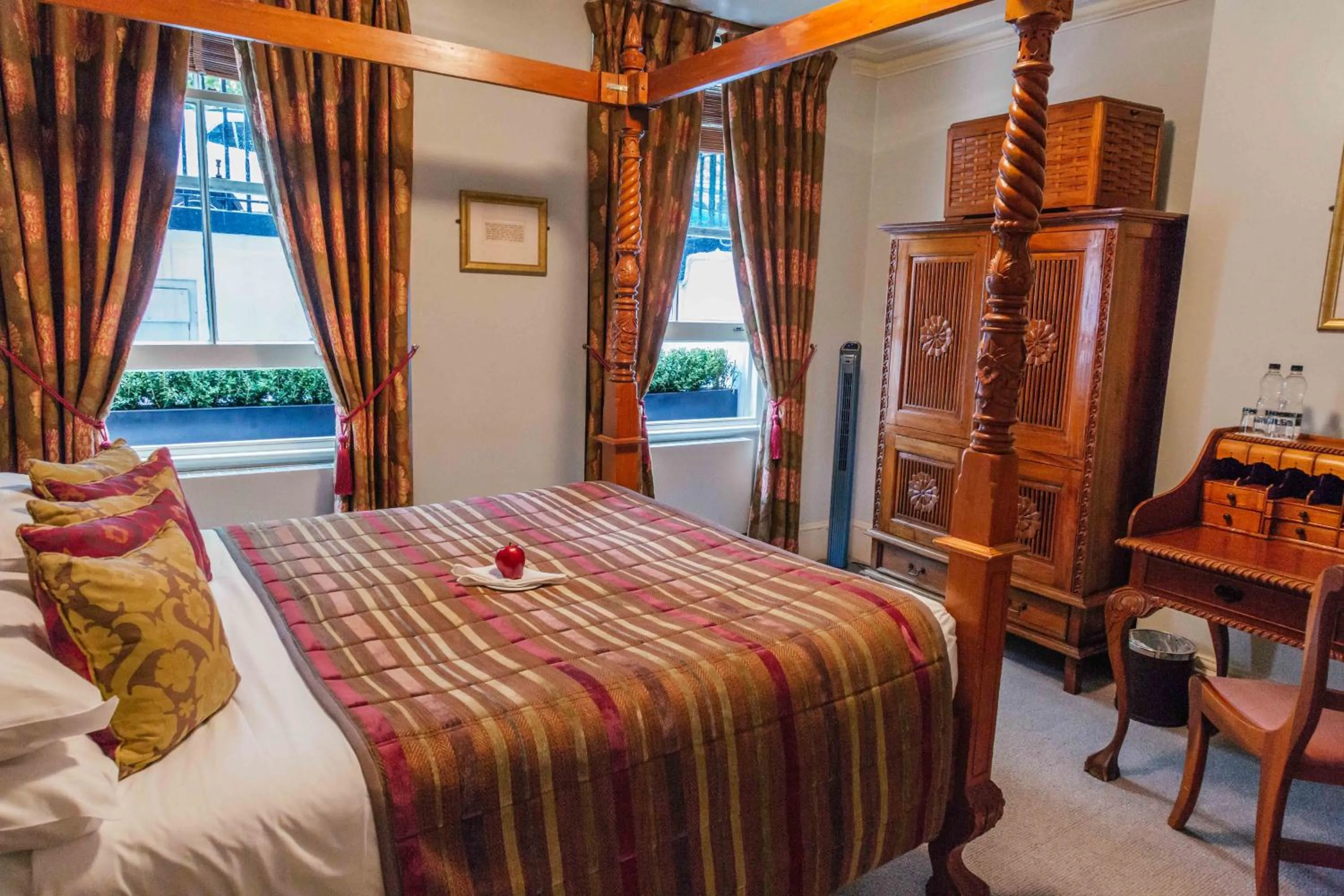 Bedroom, Bed in Twenty Nevern Square Hotel