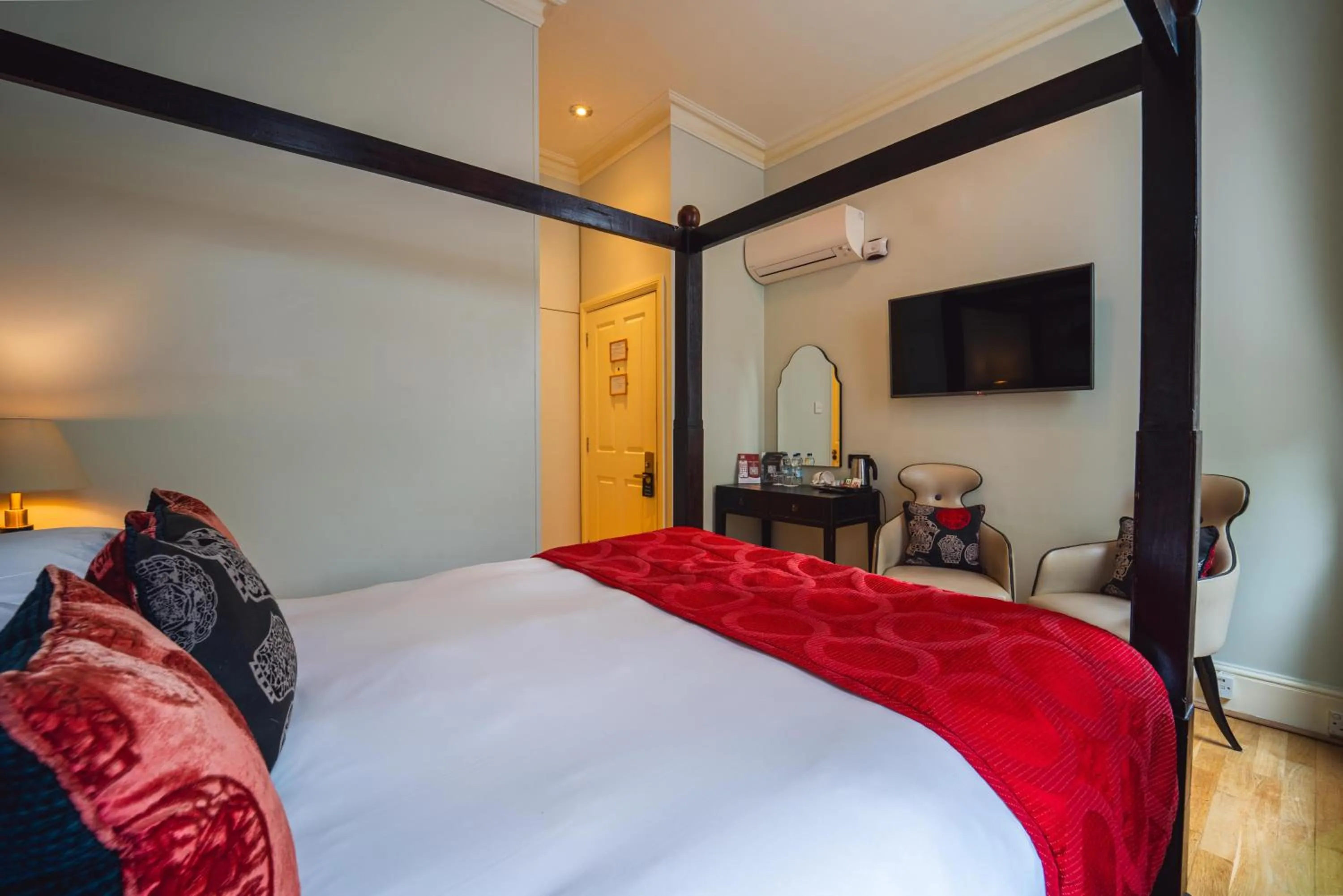 Photo of the whole room, Bed in Twenty Nevern Square Hotel