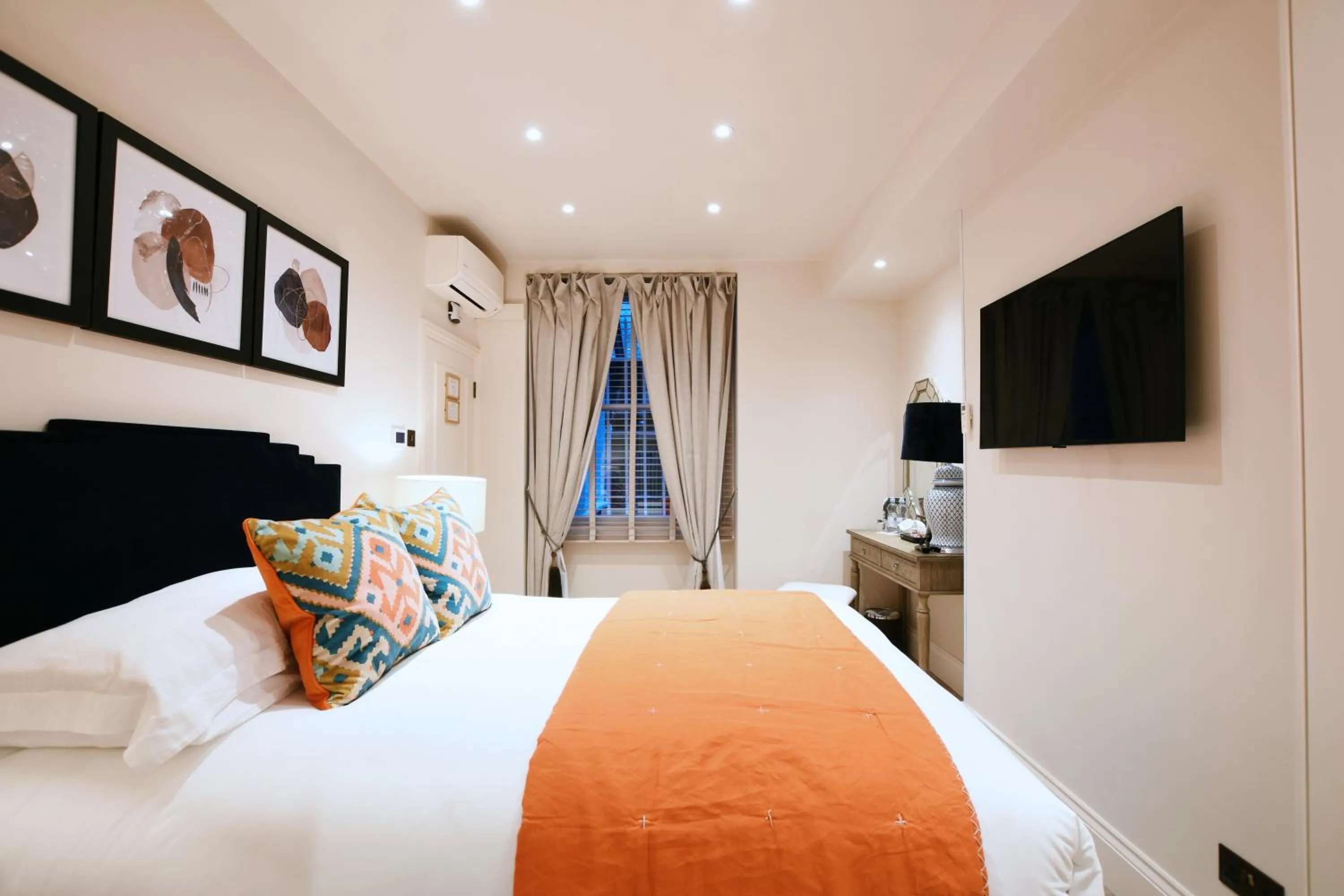 Photo of the whole room, Bed in Twenty Nevern Square Hotel