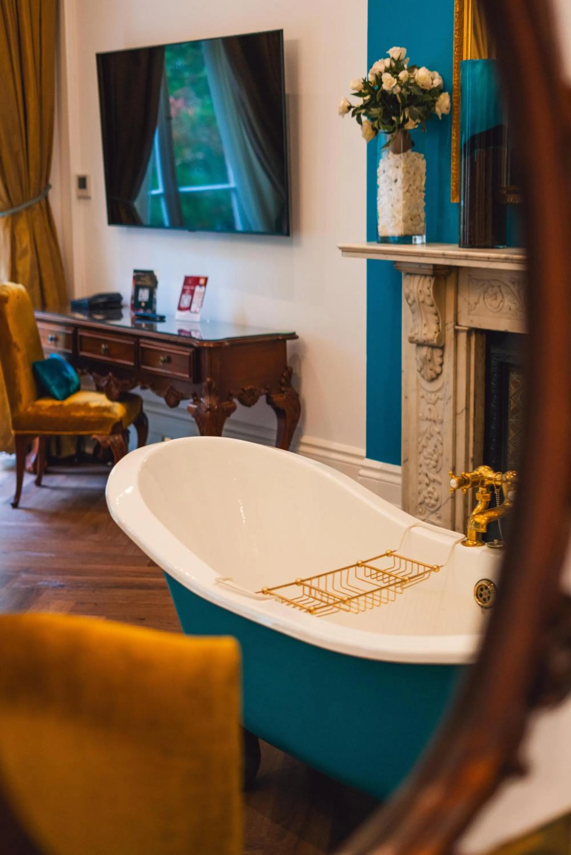 TV and multimedia in Twenty Nevern Square Hotel