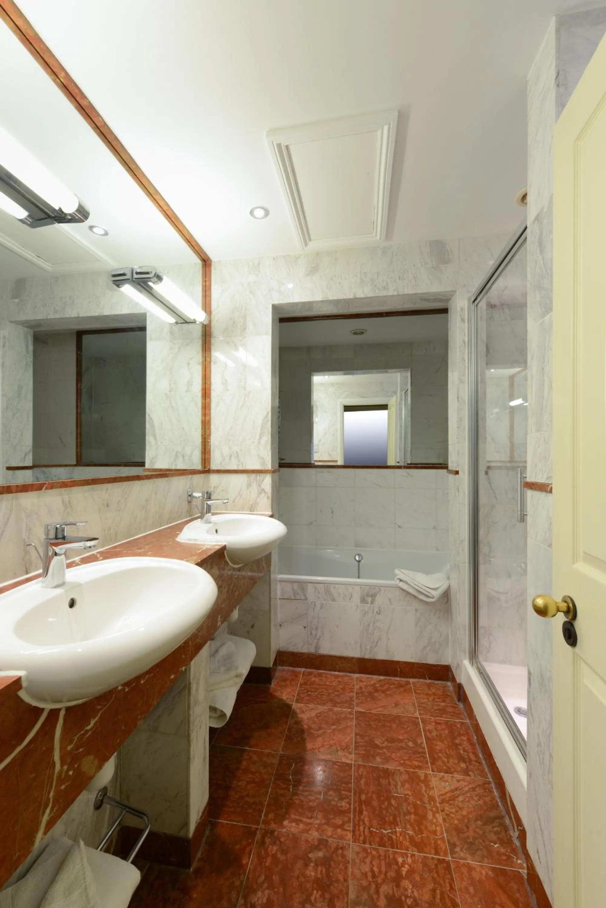 Bathroom in Twenty Nevern Square Hotel