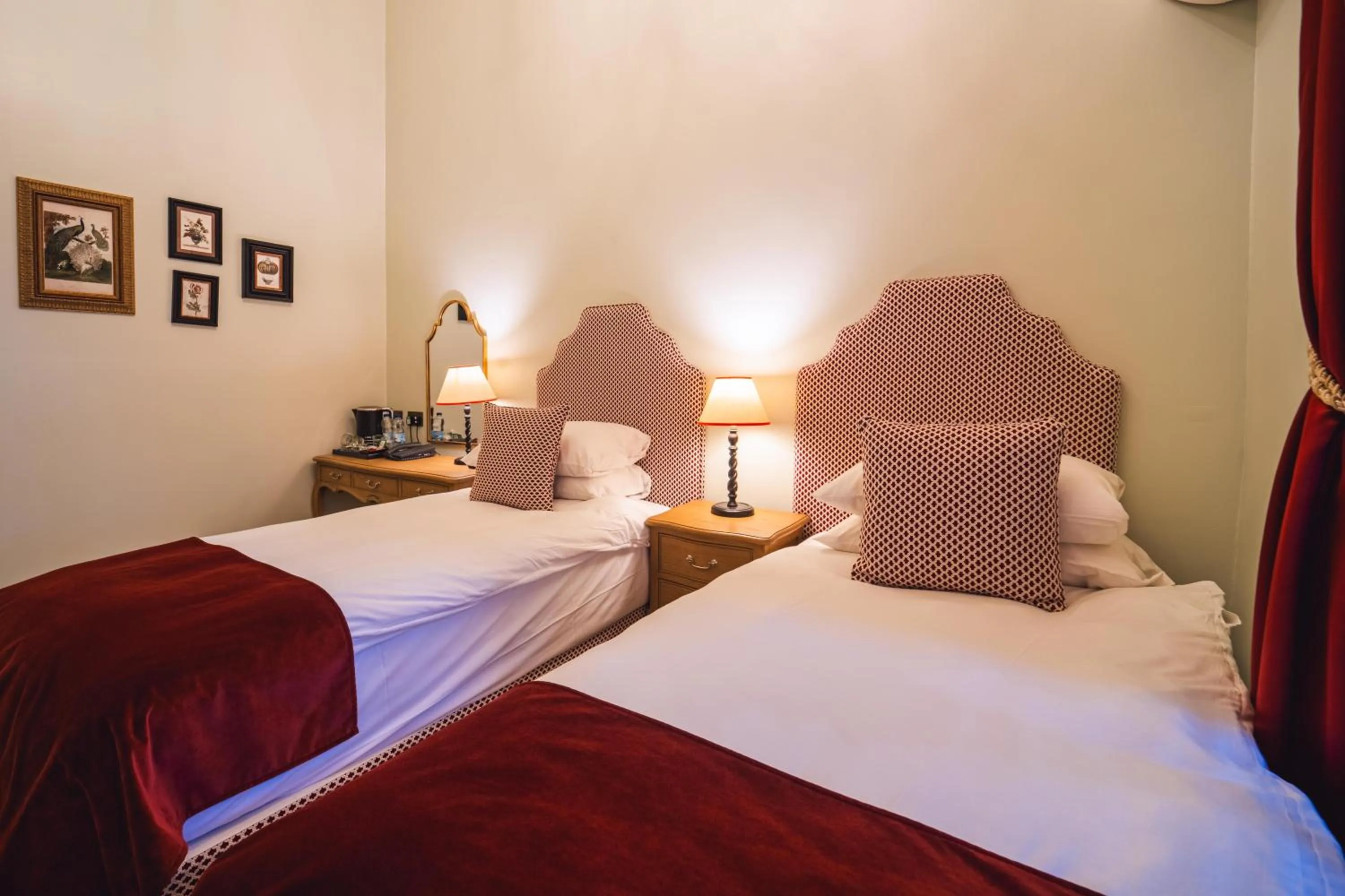 Photo of the whole room, Bed in Twenty Nevern Square Hotel