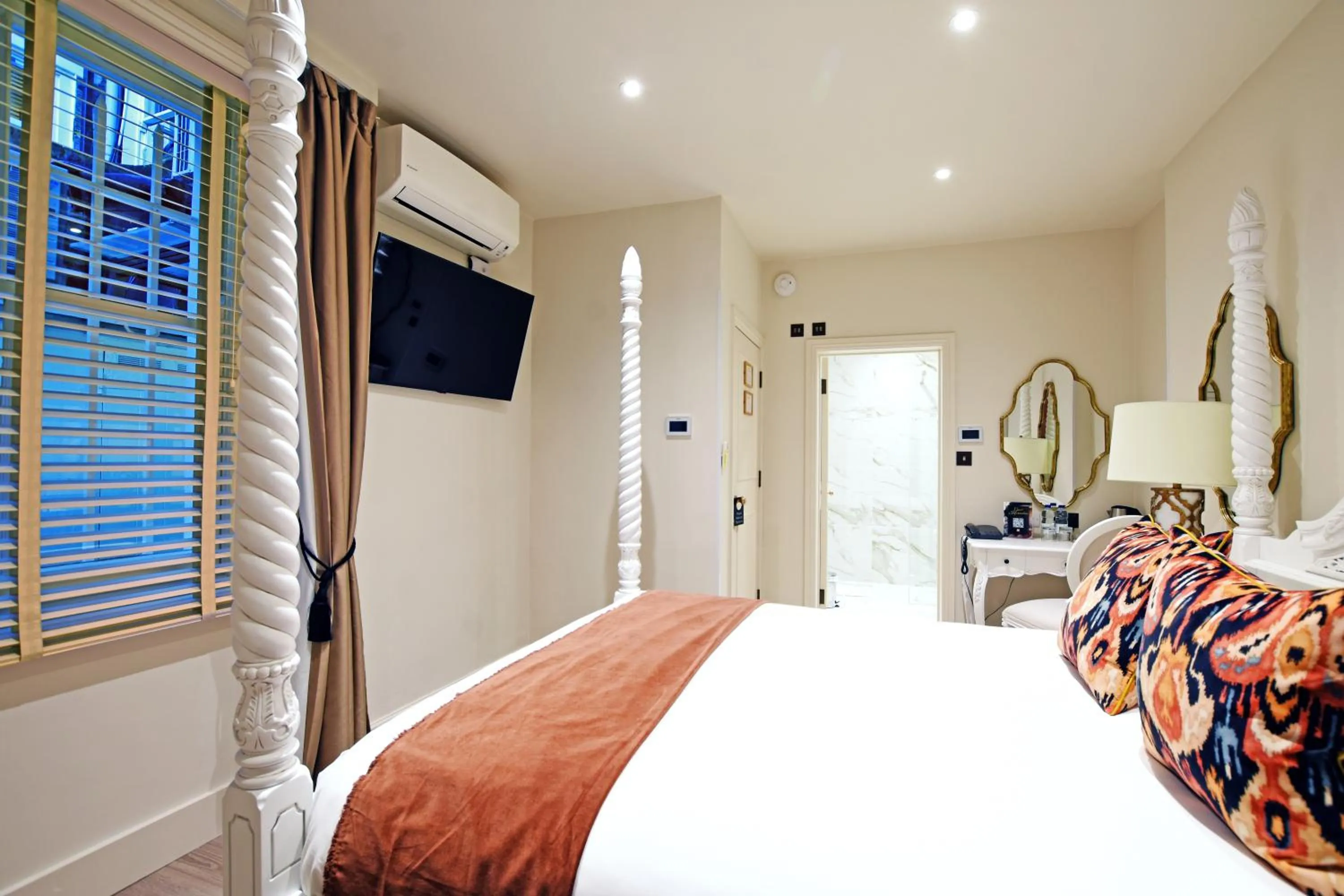 Bedroom, Bed in Twenty Nevern Square Hotel