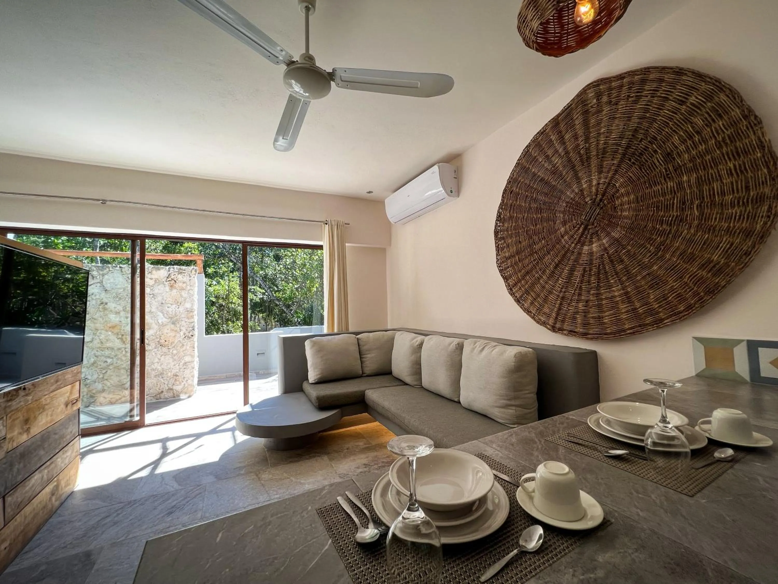 Communal lounge/ TV room in Kuun Taak Tulum