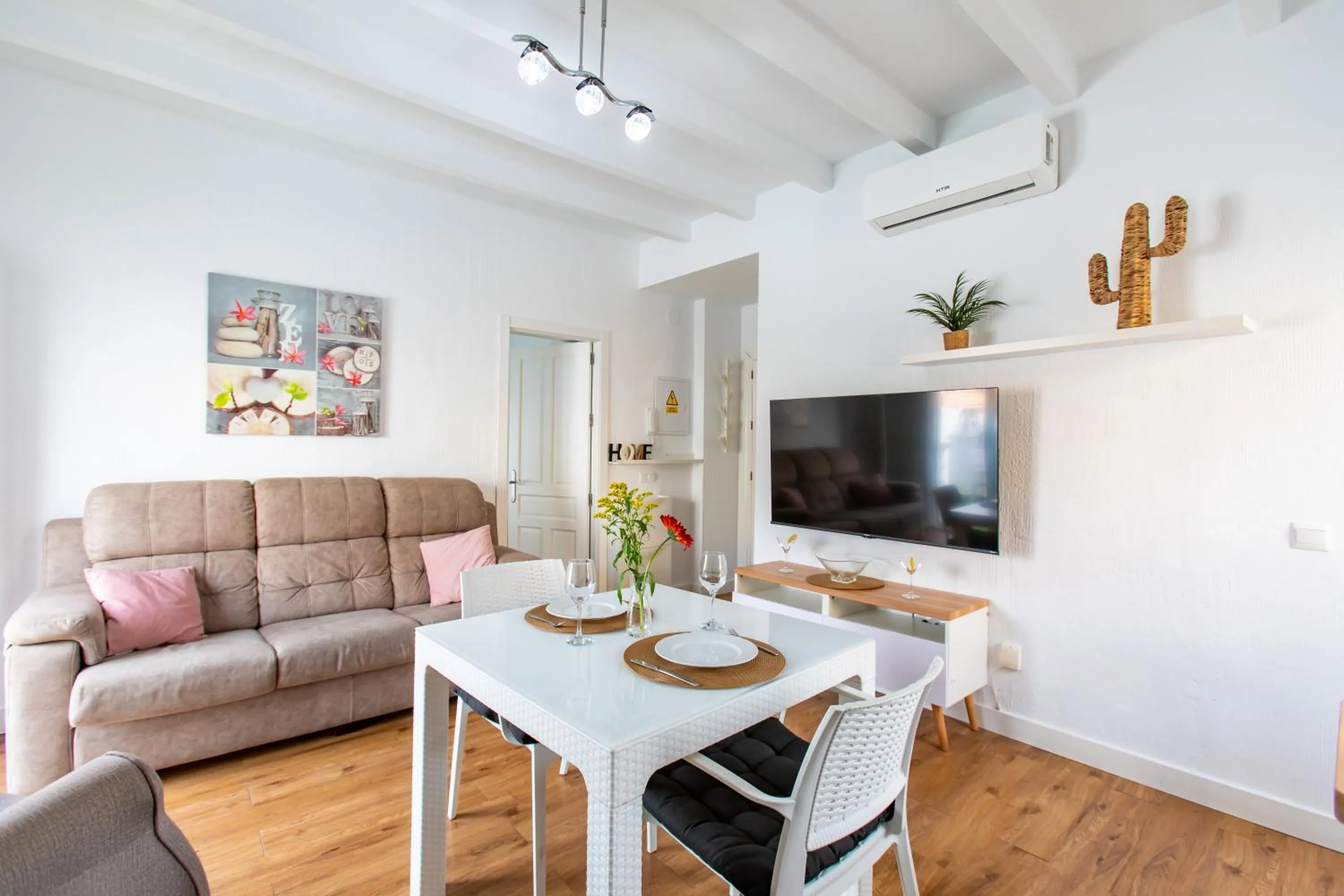 Communal lounge/ TV room in Boutique Rooms Playa Burriana