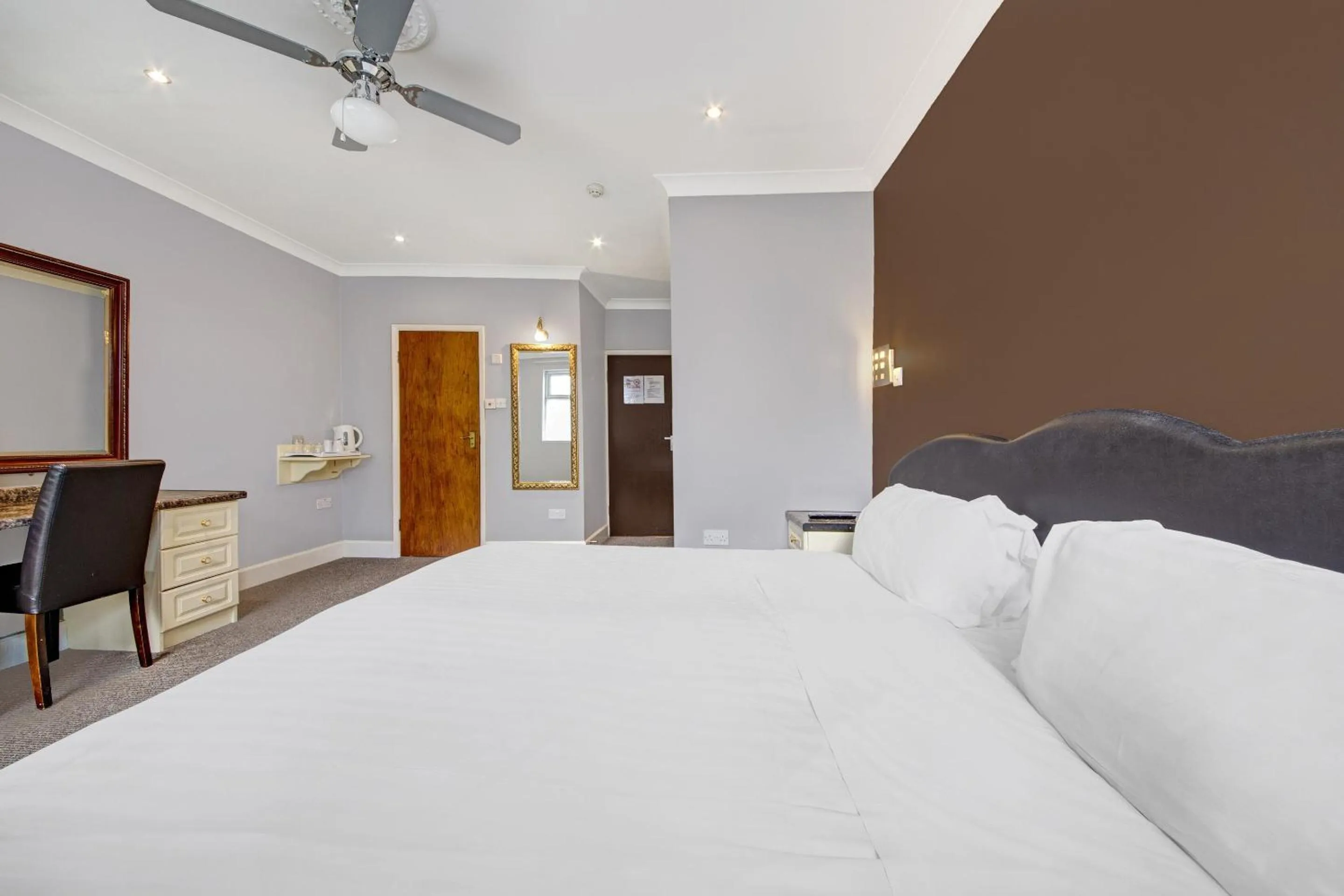 Bedroom, Bed in OYO Bostons Manor Hotel, Hanwell London