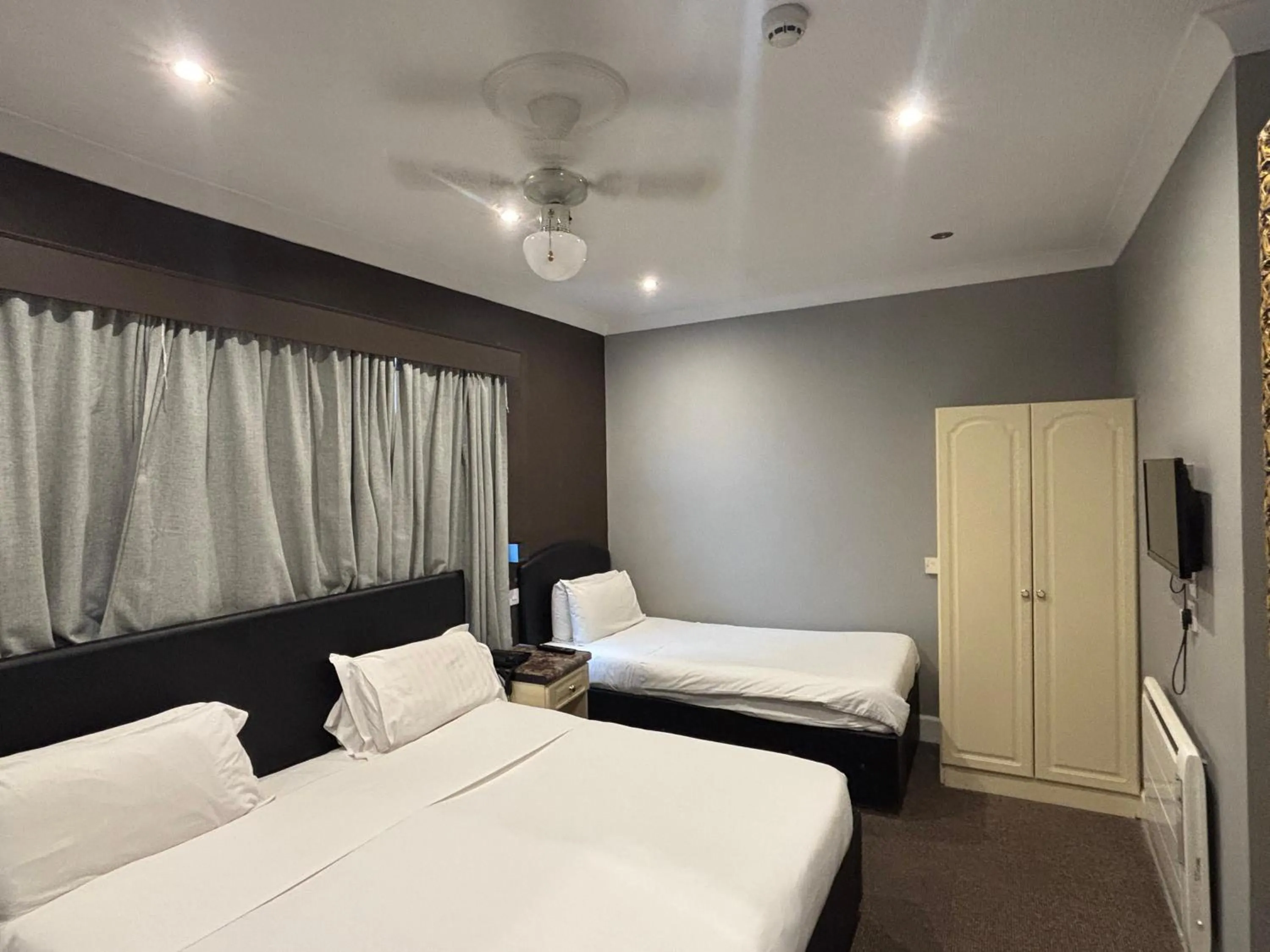 Photo of the whole room, Bed in OYO Bostons Manor Hotel, Hanwell London