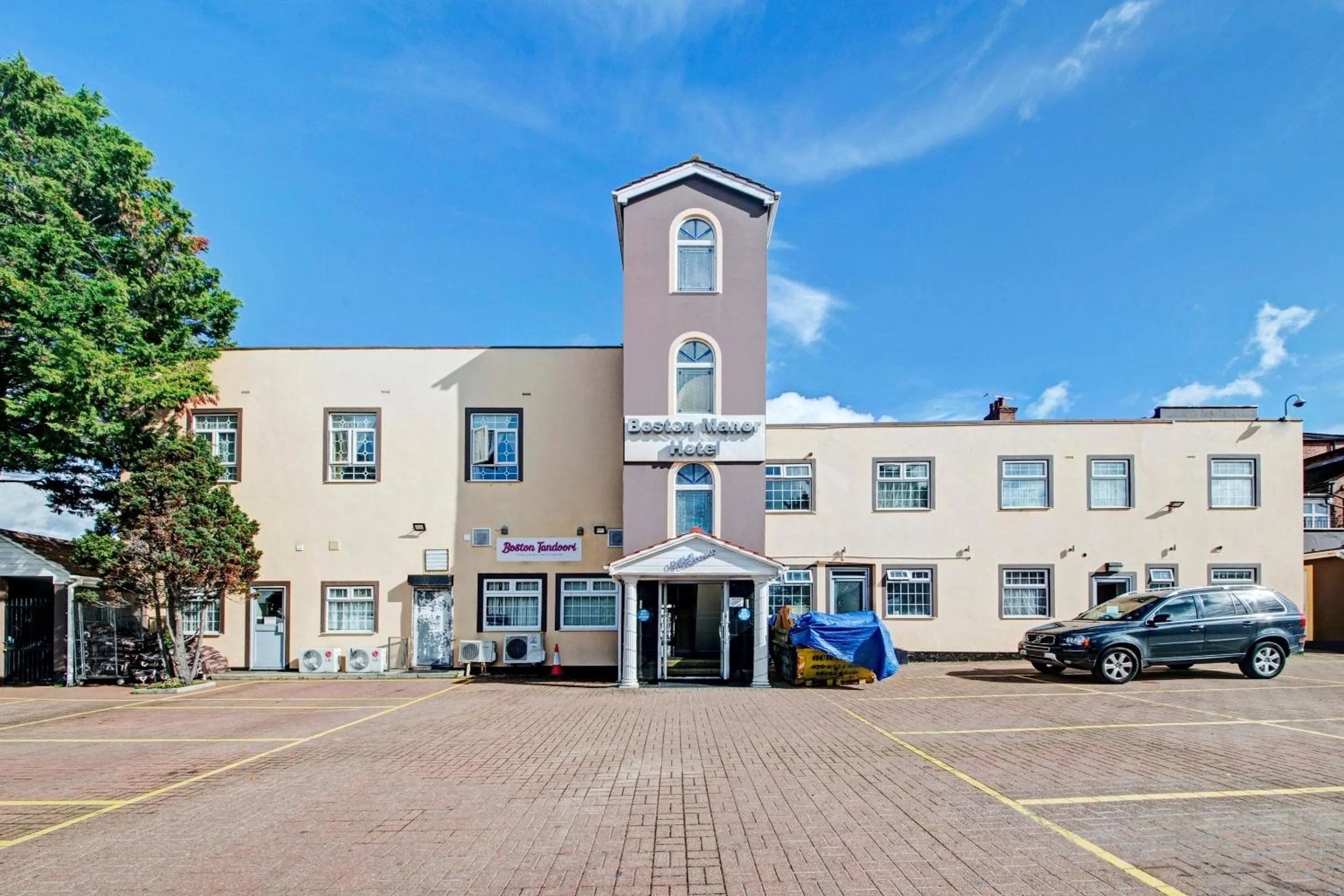 Facade/entrance in OYO Bostons Manor Hotel, Hanwell London