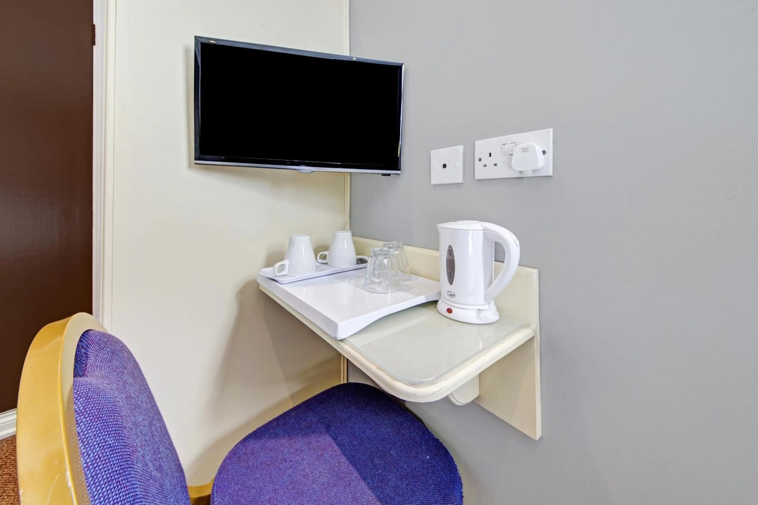 Bedroom in OYO Bostons Manor Hotel, Hanwell London