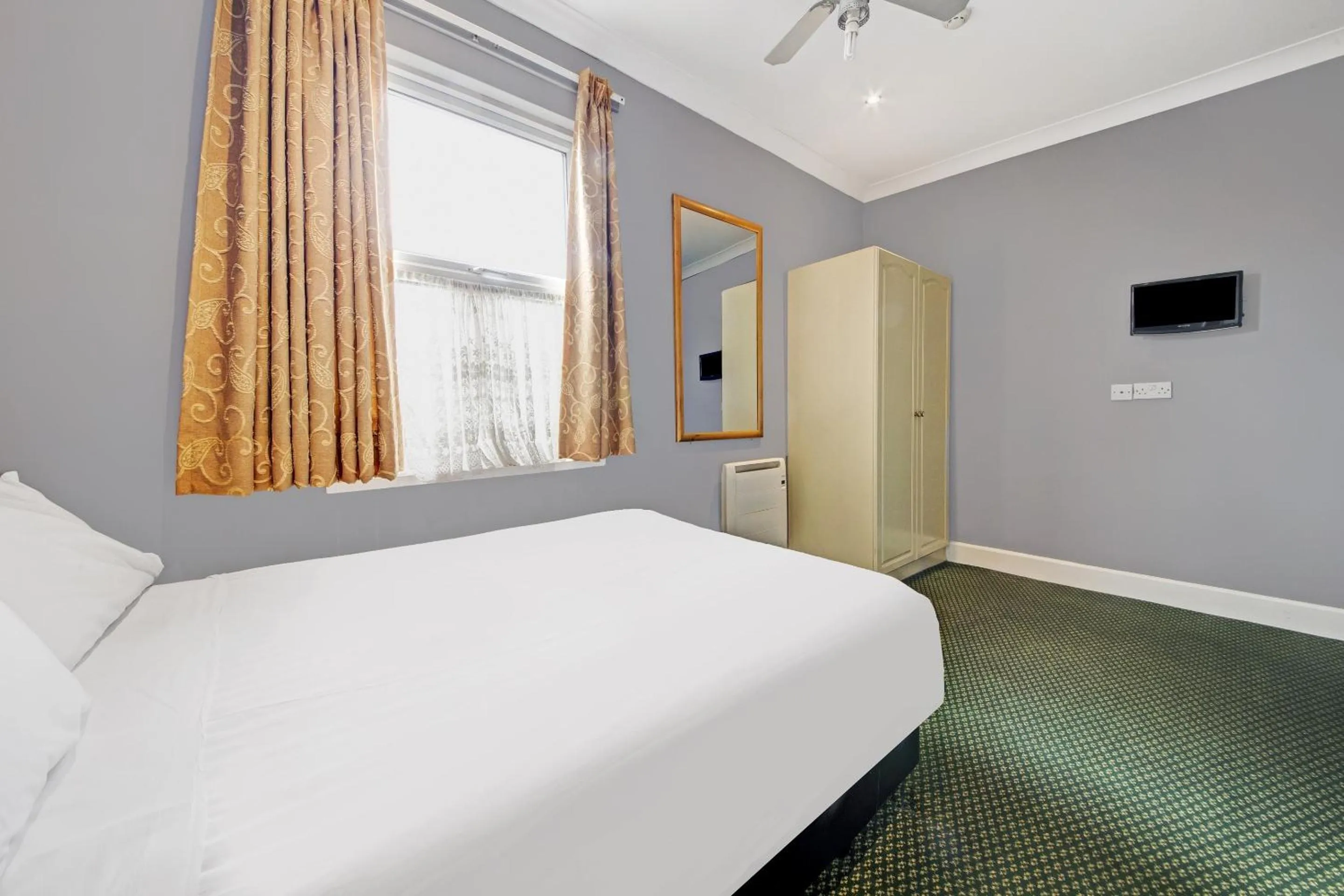 Bedroom, Bed in OYO Bostons Manor Hotel, Hanwell London