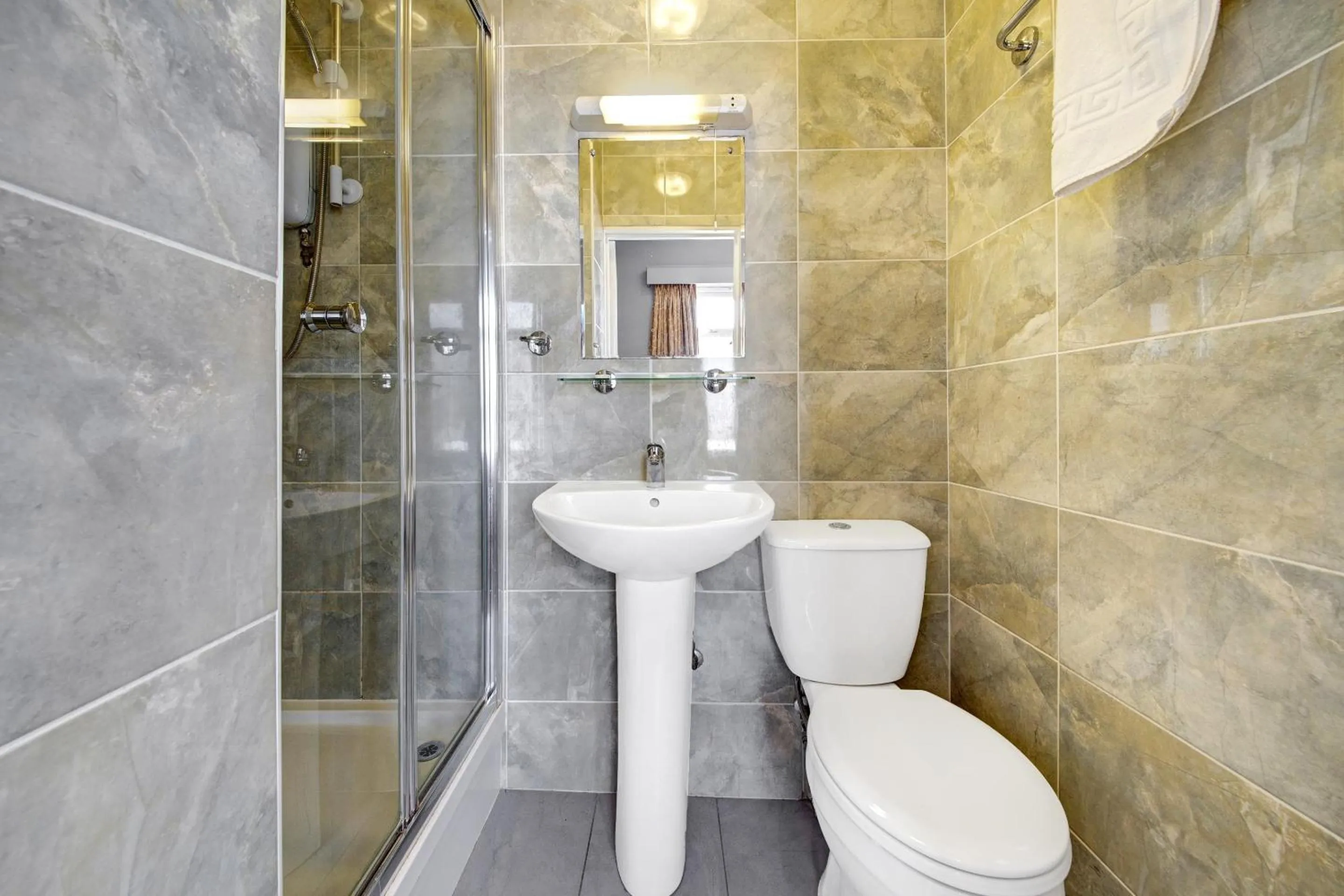 Bathroom in OYO Bostons Manor Hotel, Hanwell London