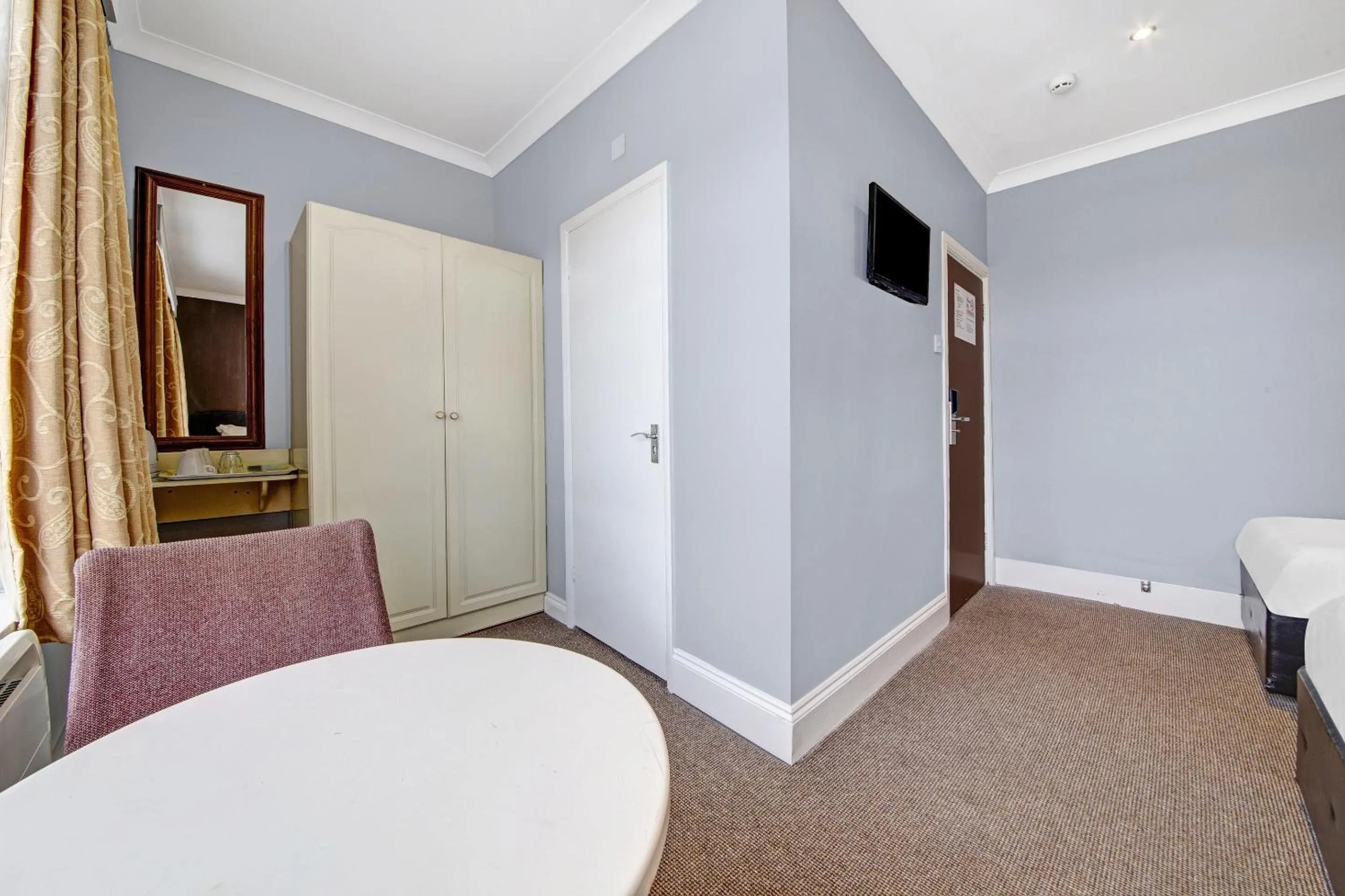 Bedroom, Bed in OYO Bostons Manor Hotel, Hanwell London