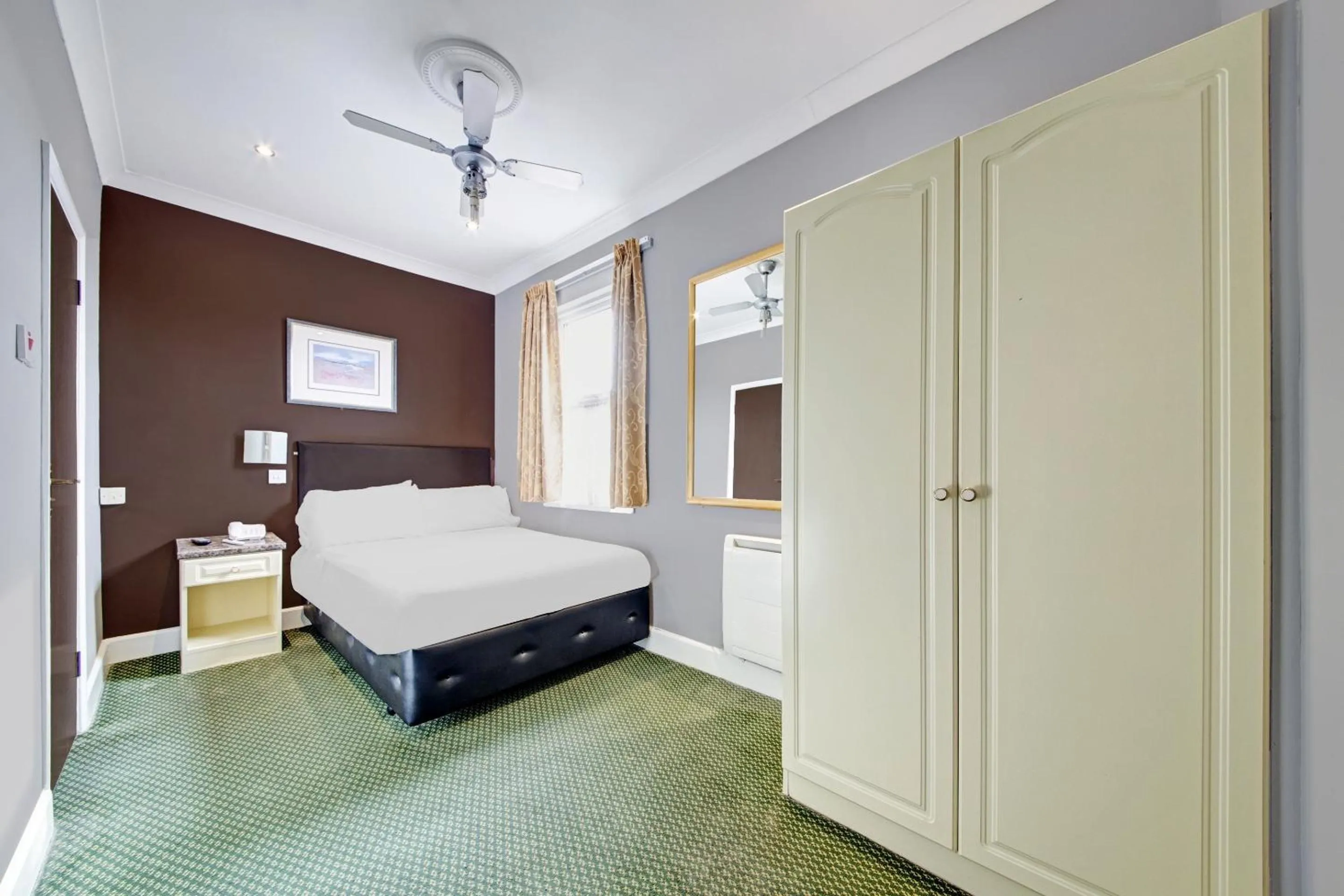 Bedroom, Bed in OYO Bostons Manor Hotel, Hanwell London
