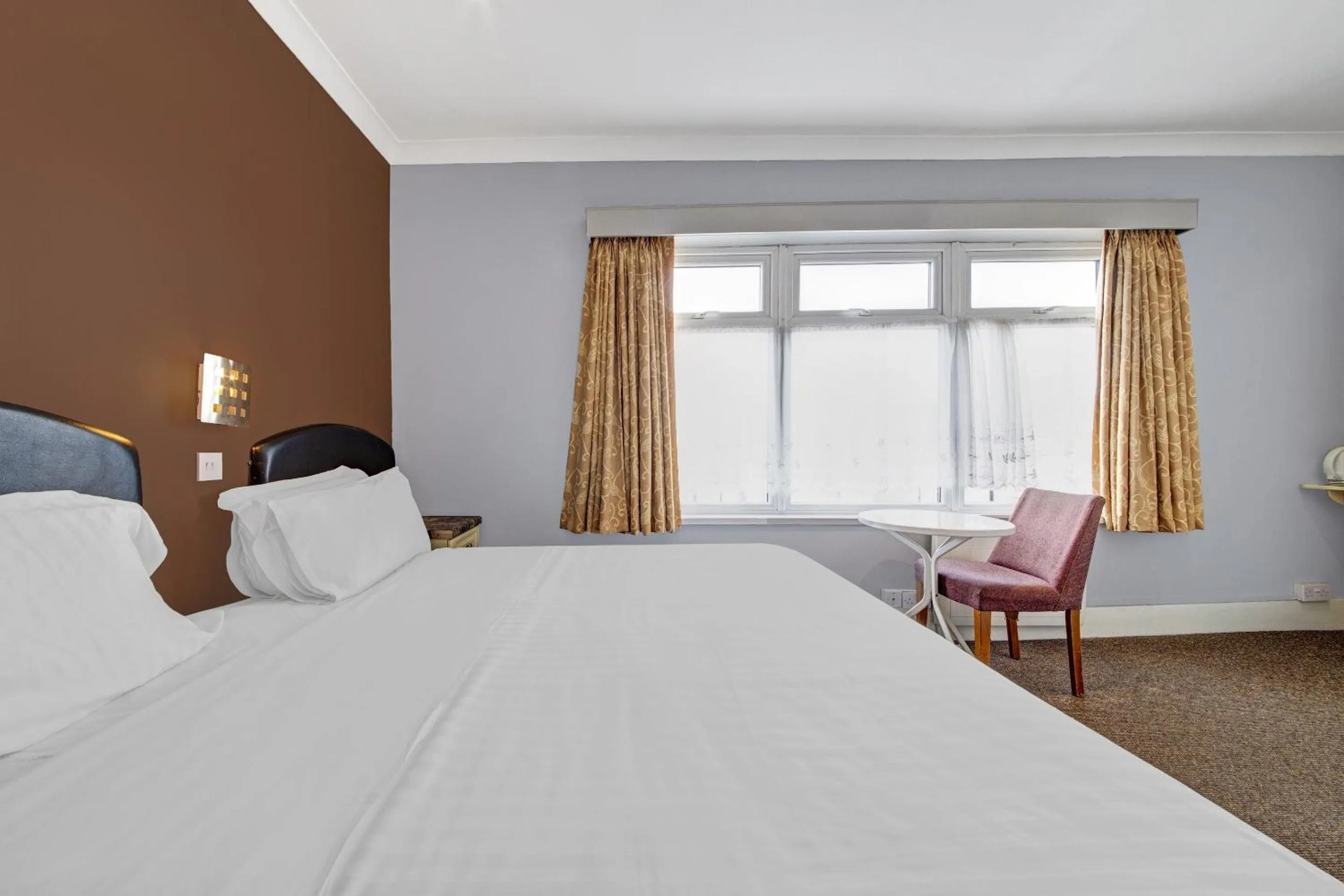 Bedroom, Bed in OYO Bostons Manor Hotel, Hanwell London