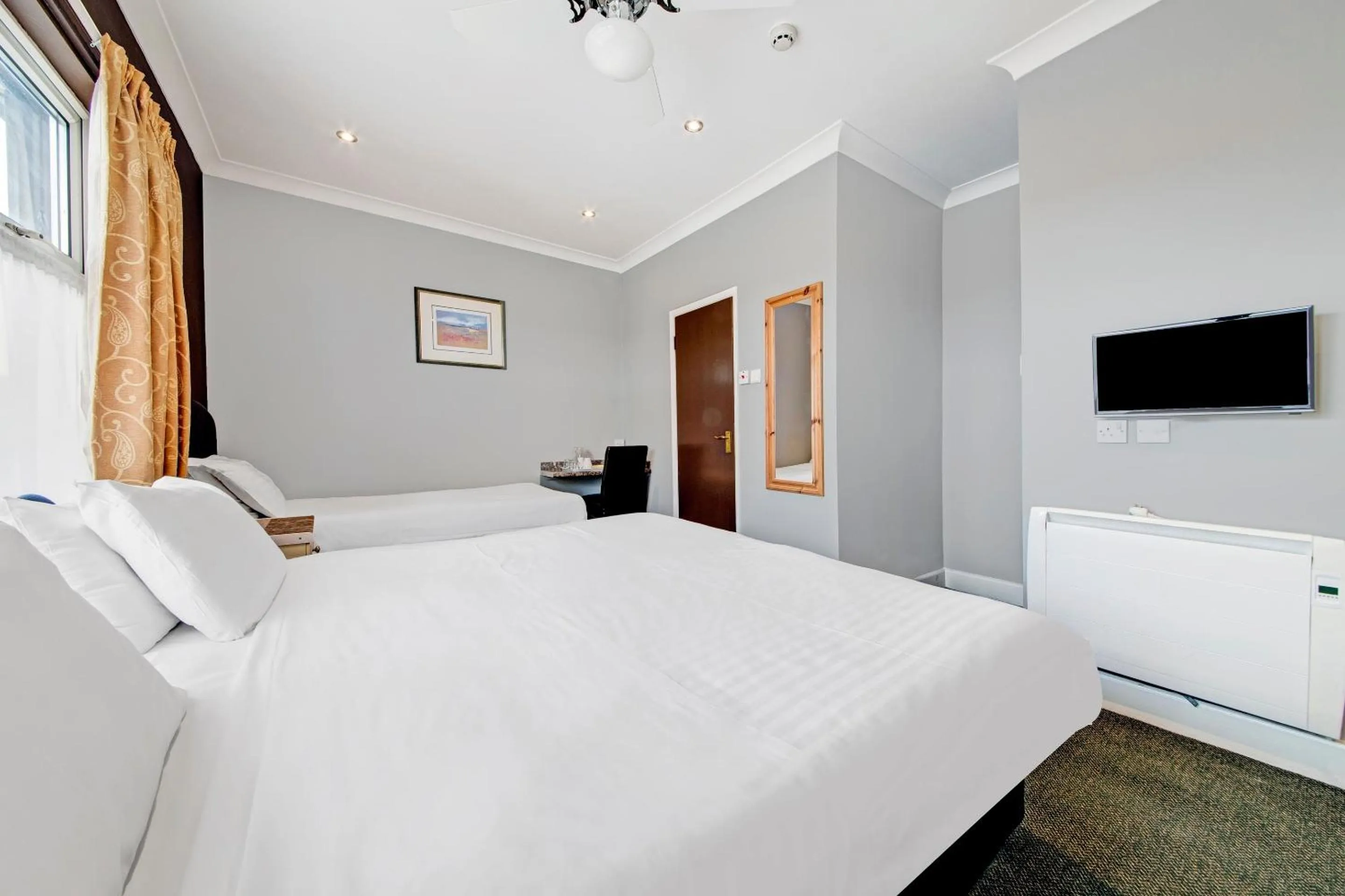 Bedroom, Bed in OYO Bostons Manor Hotel, Hanwell London