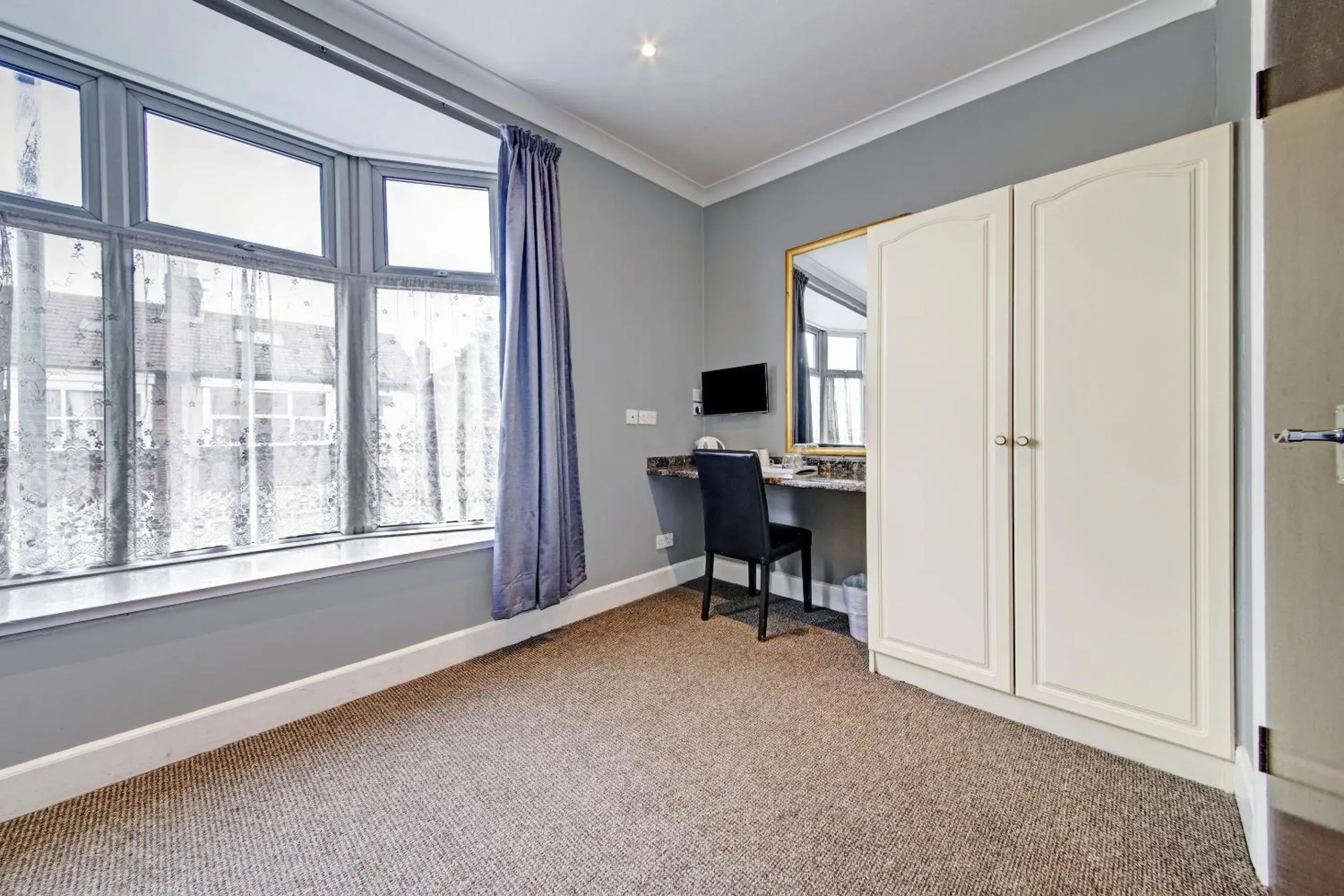 Bedroom in OYO Bostons Manor Hotel, Hanwell London Bedroom in OYO Bostons Manor Hotel, Hanwell London