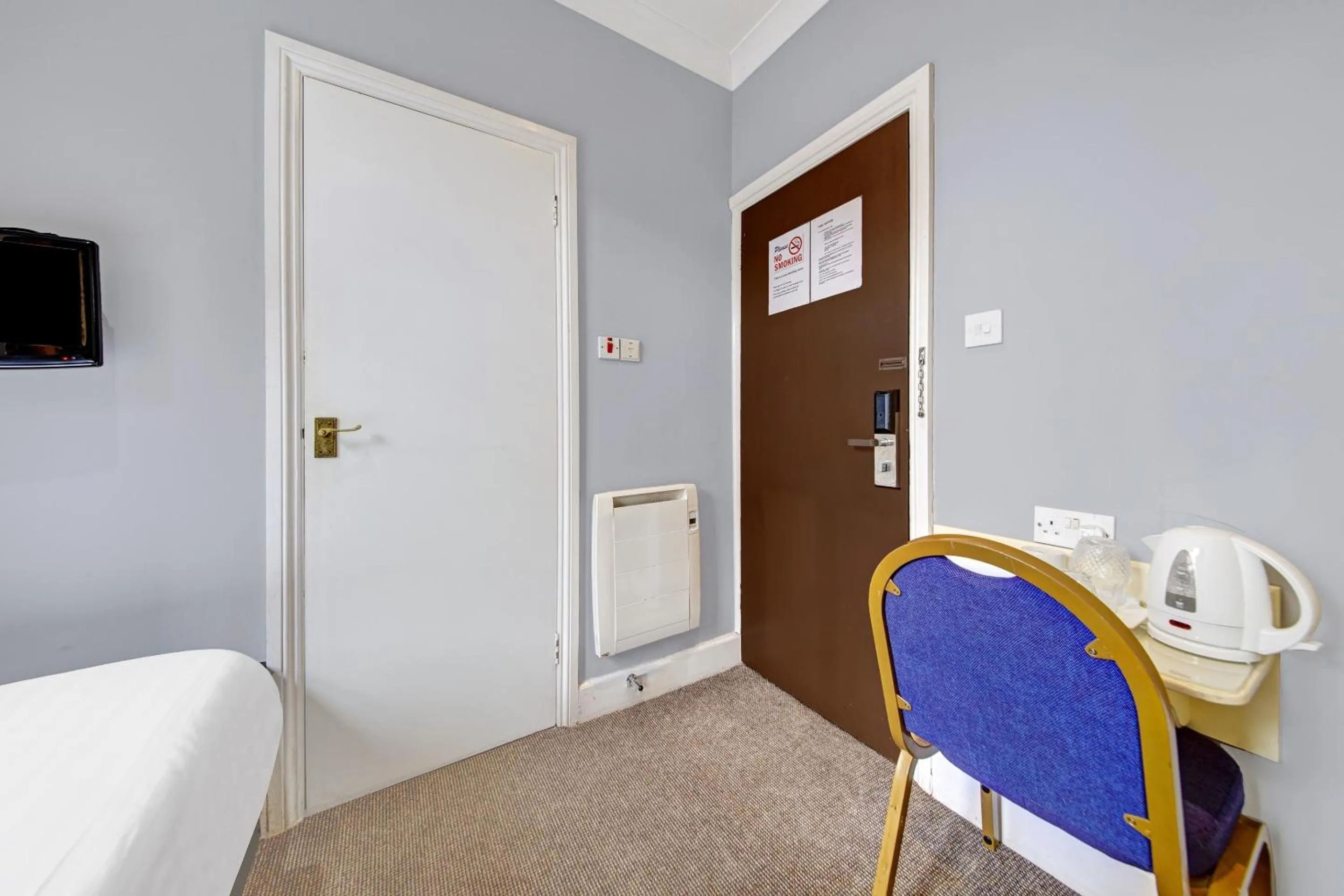 Bedroom in OYO Bostons Manor Hotel, Hanwell London