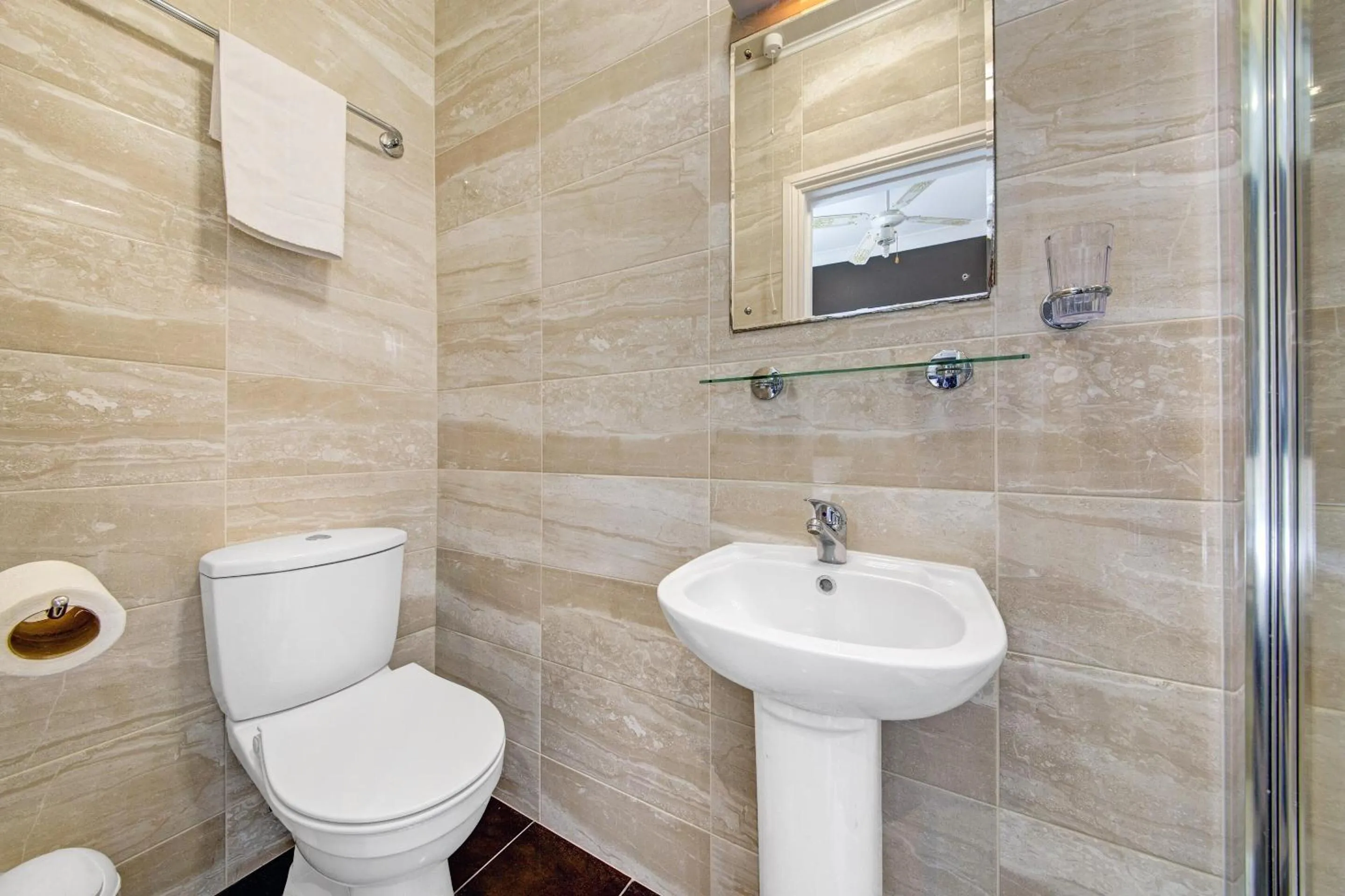 Bathroom in OYO Bostons Manor Hotel, Hanwell London