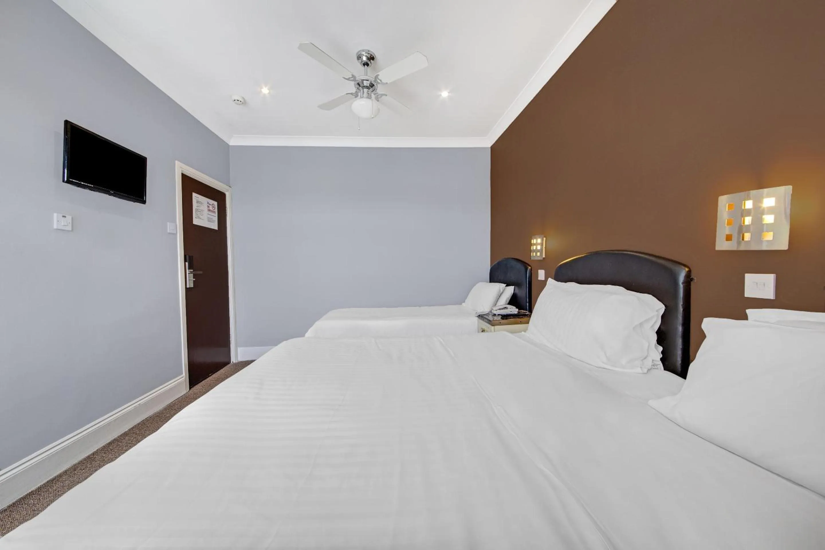 Bedroom, Bed in OYO Bostons Manor Hotel, Hanwell London