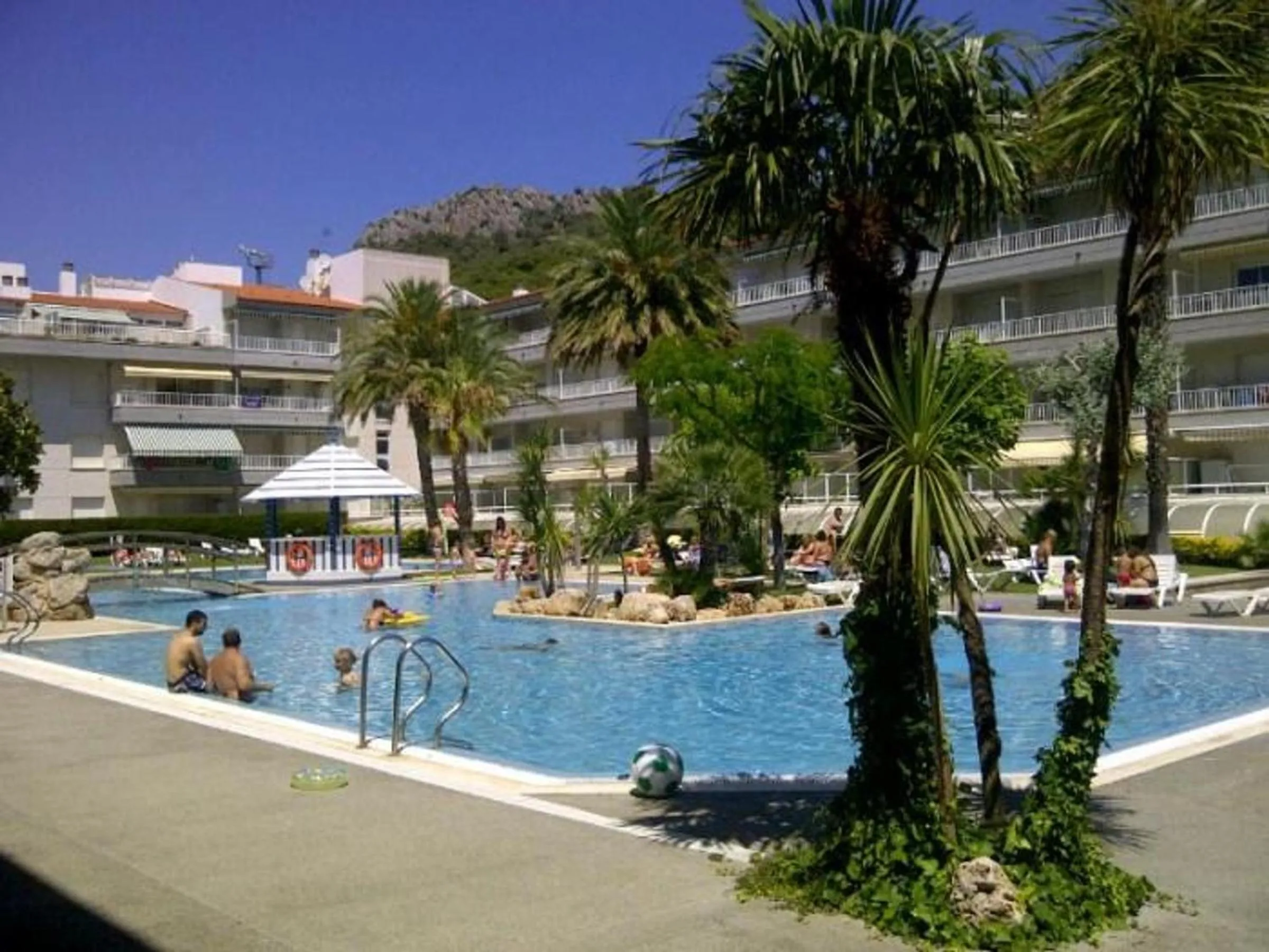 Apartamento de lujo con piscina y parking, admite mascotas - ES-323-15