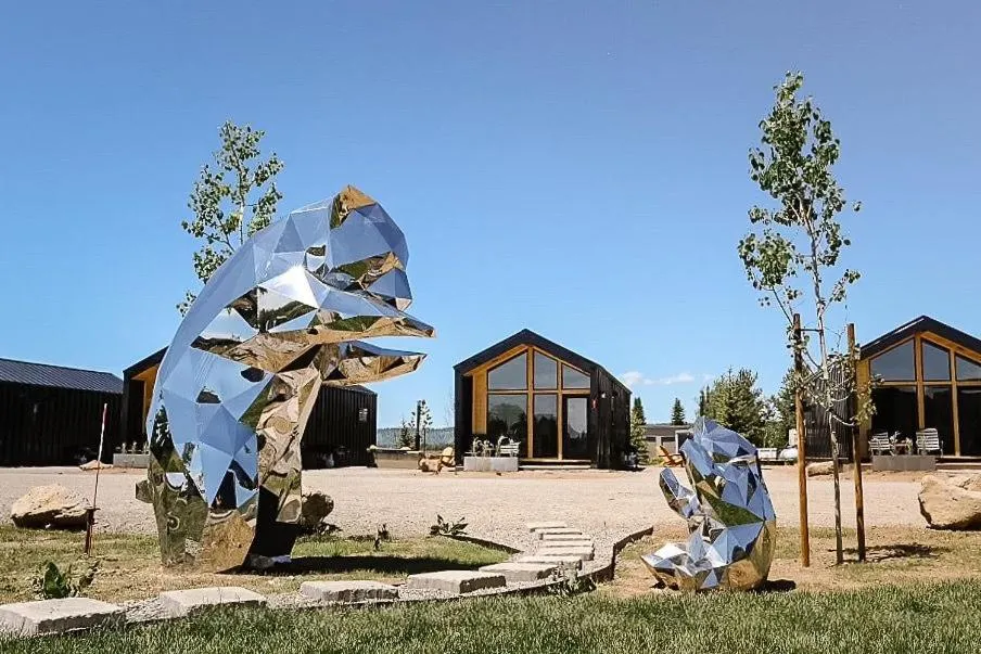 Yellowstone Peaks Hotel