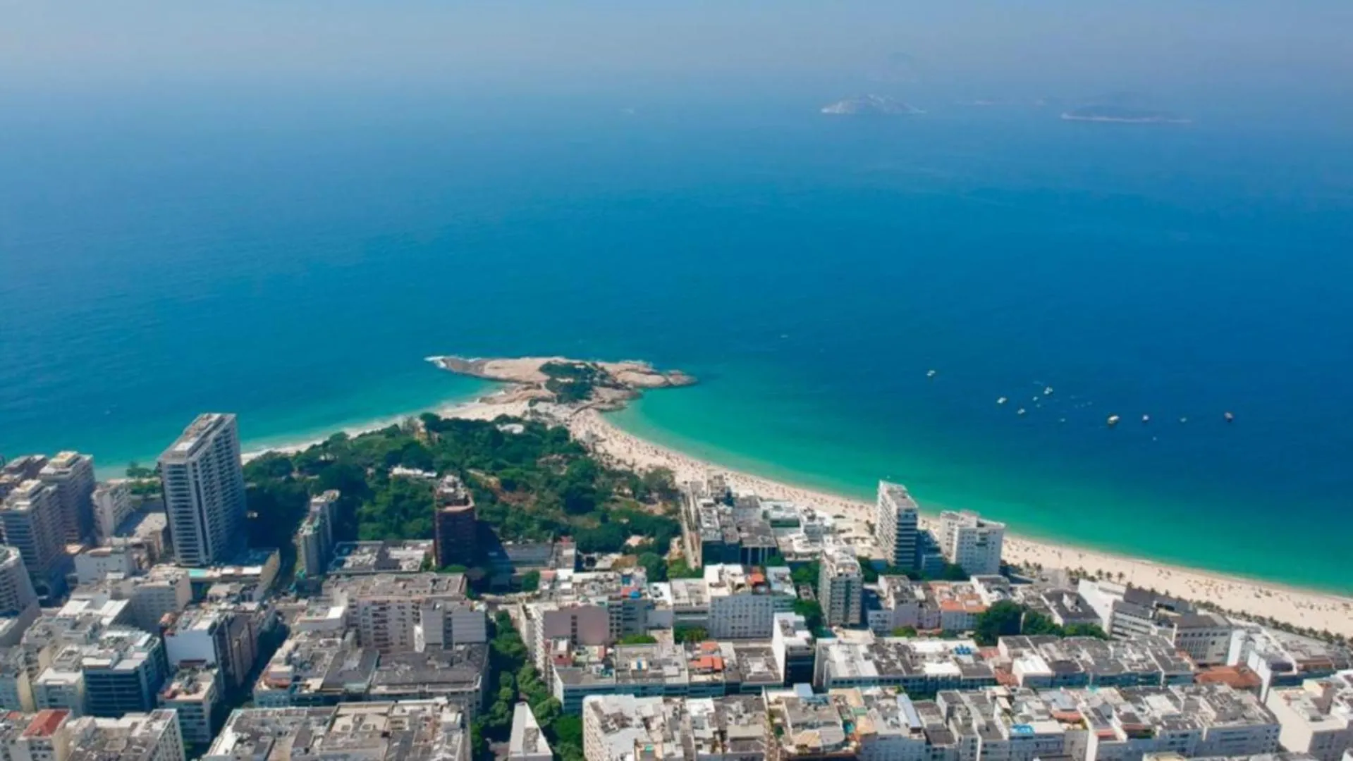 Fullano Guesthouse _ Between Copacabana and Ipanema – Comfortable Private Suites!