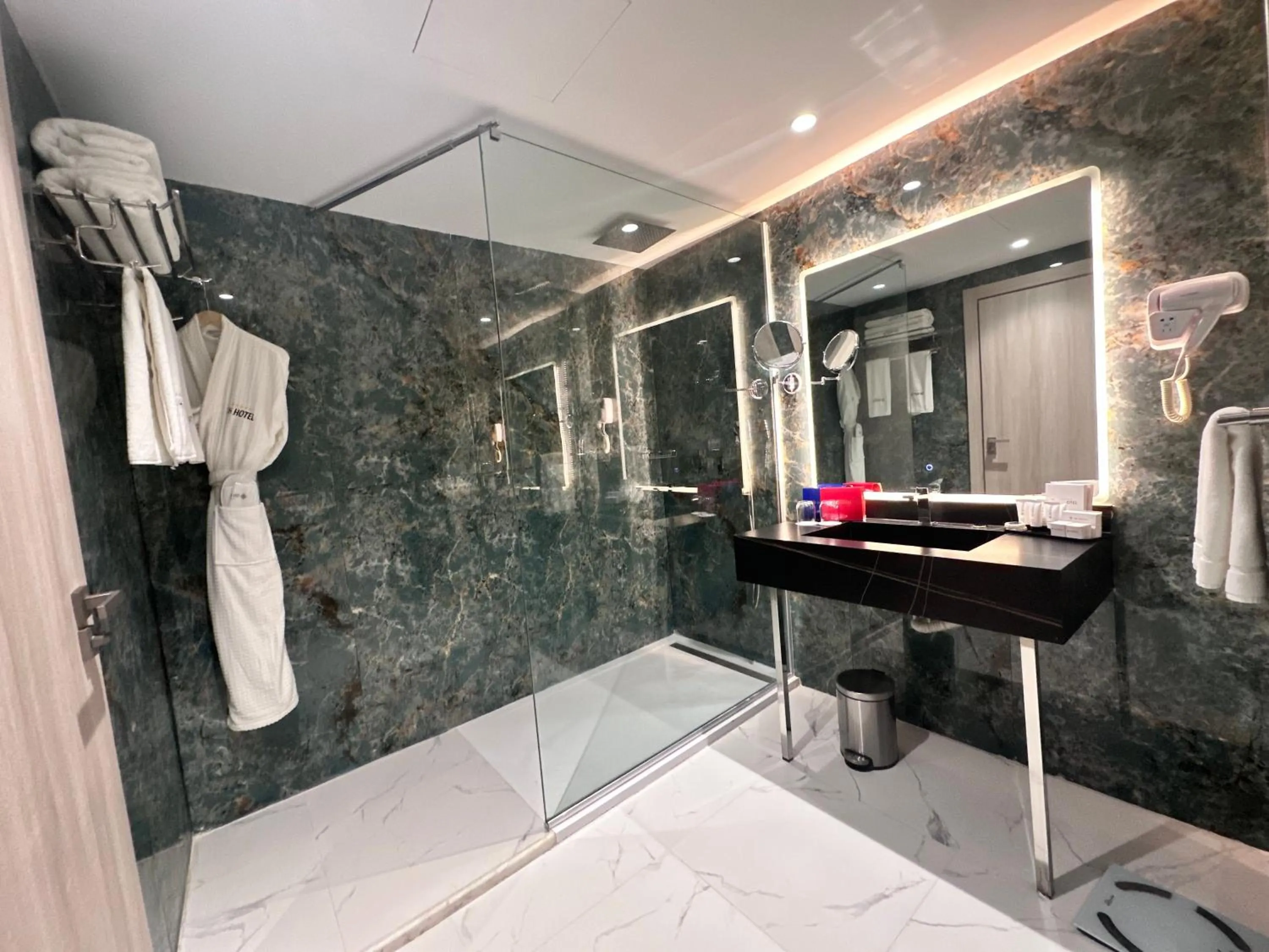 Bathroom in 2H Hotel