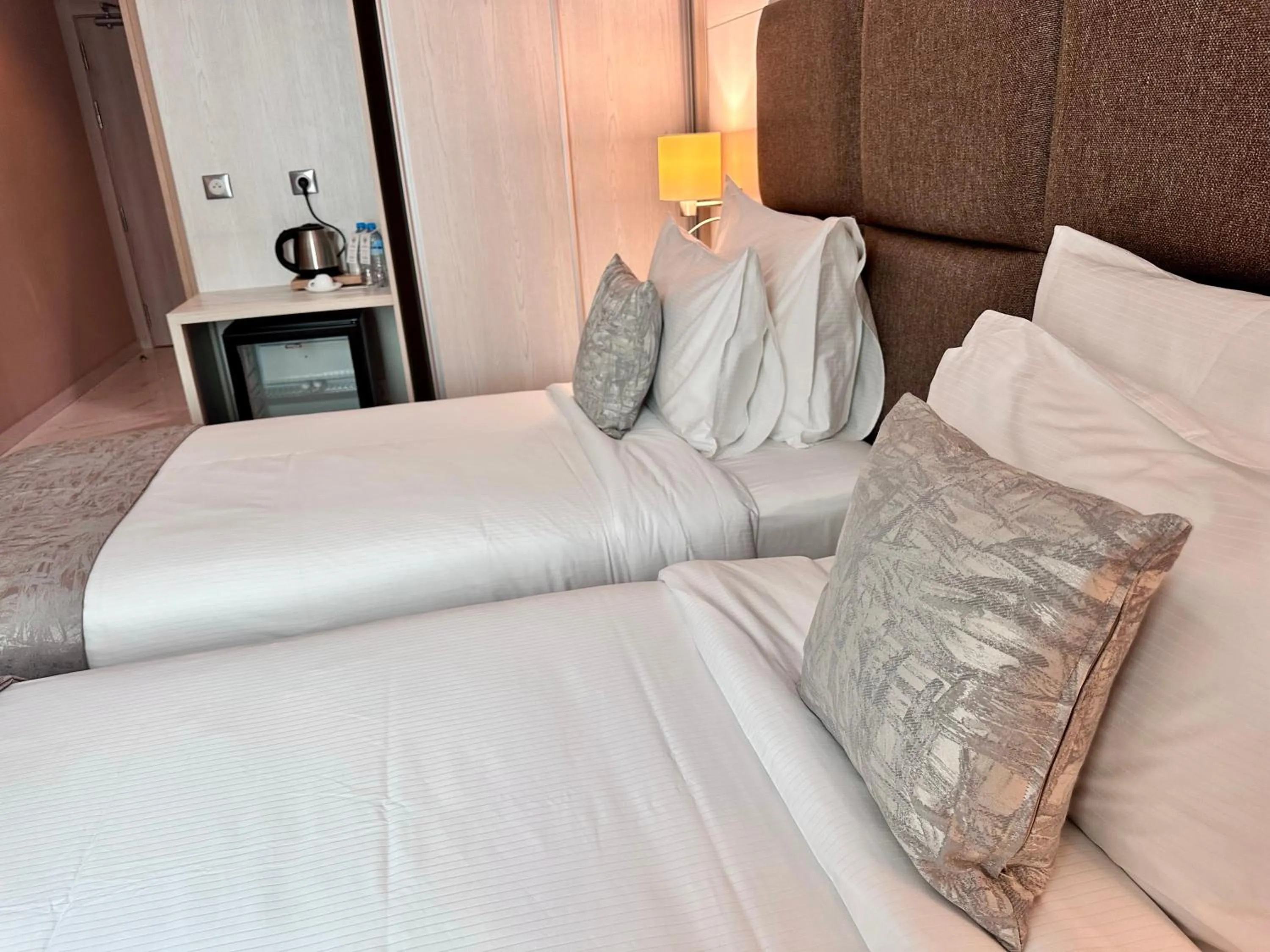 Photo of the whole room, Bed in 2H Hotel