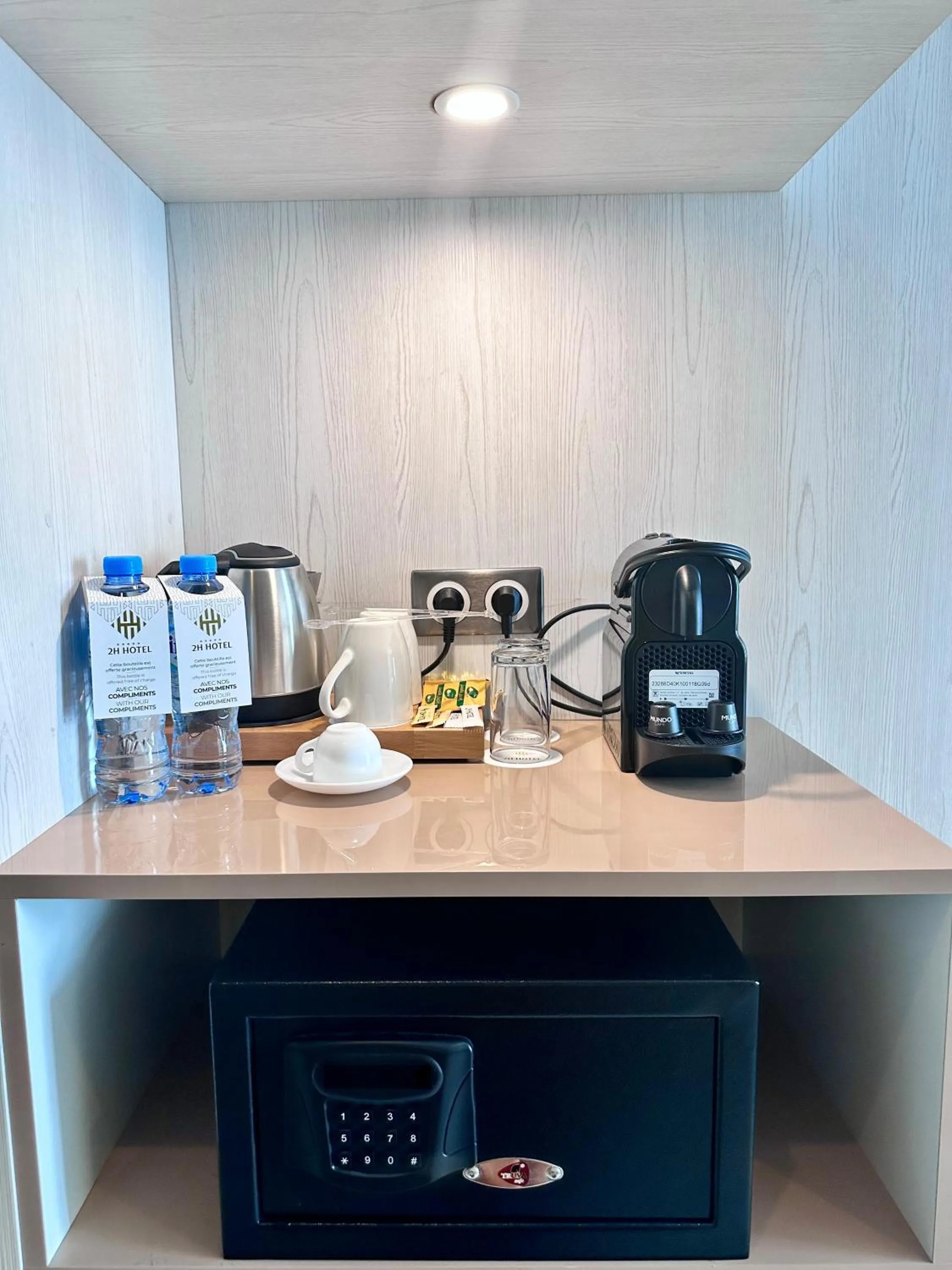 Coffee/tea facilities in 2H Hotel