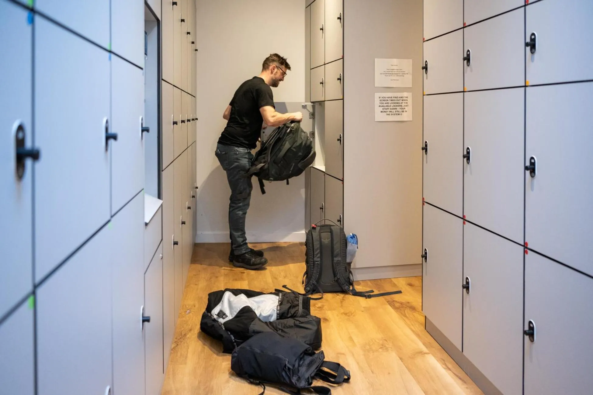 microwave in Wombat's City Hostel London