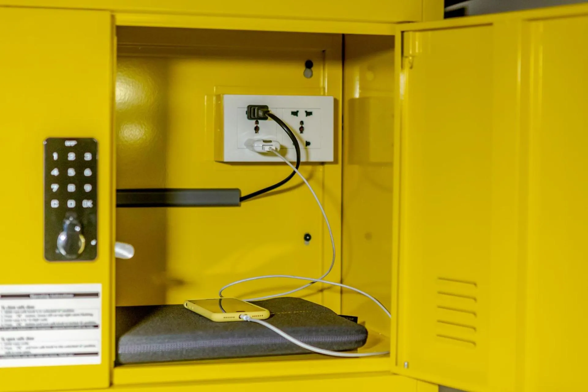 microwave in Wombat's City Hostel London