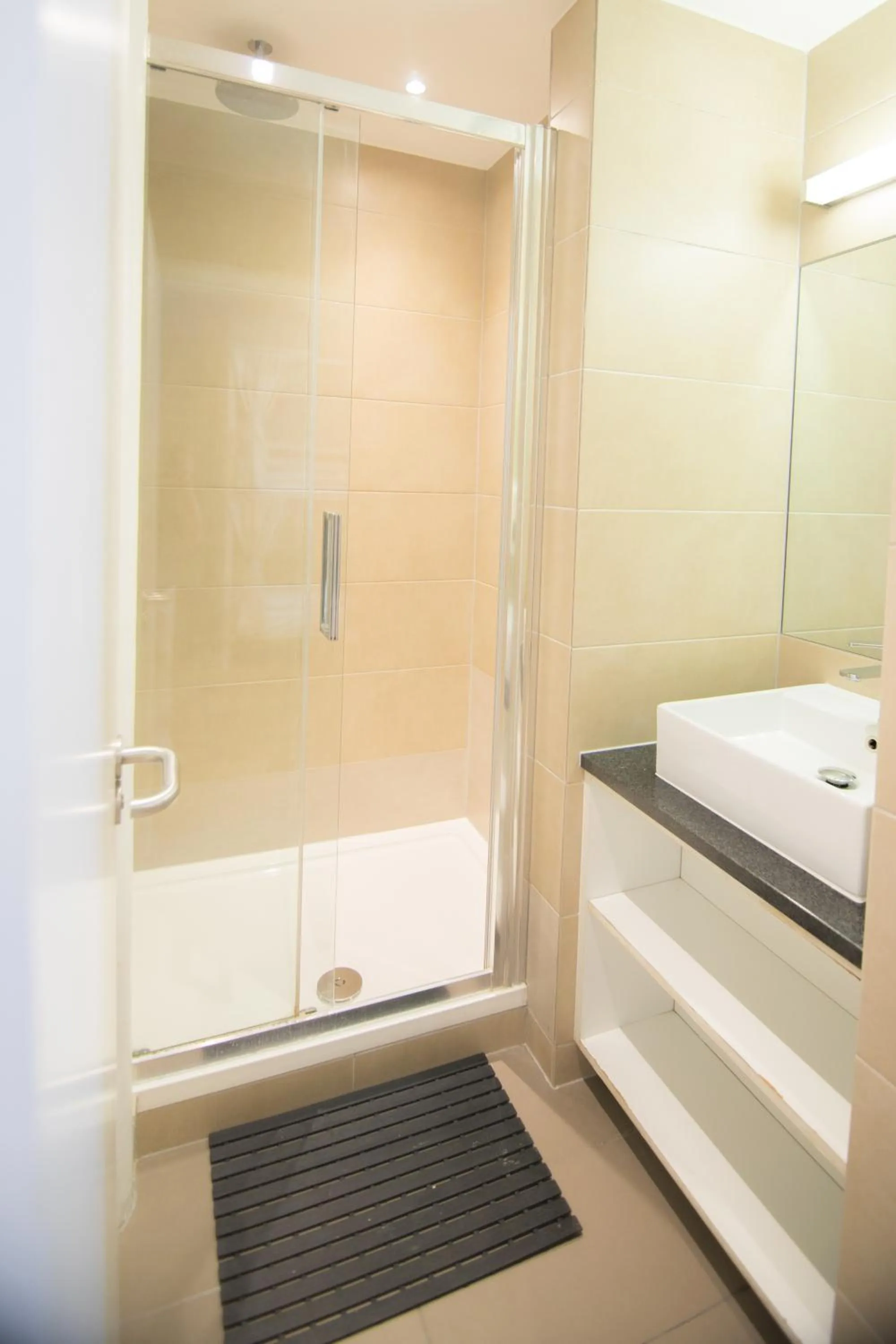 Bathroom, Bed in Wombat's City Hostel London