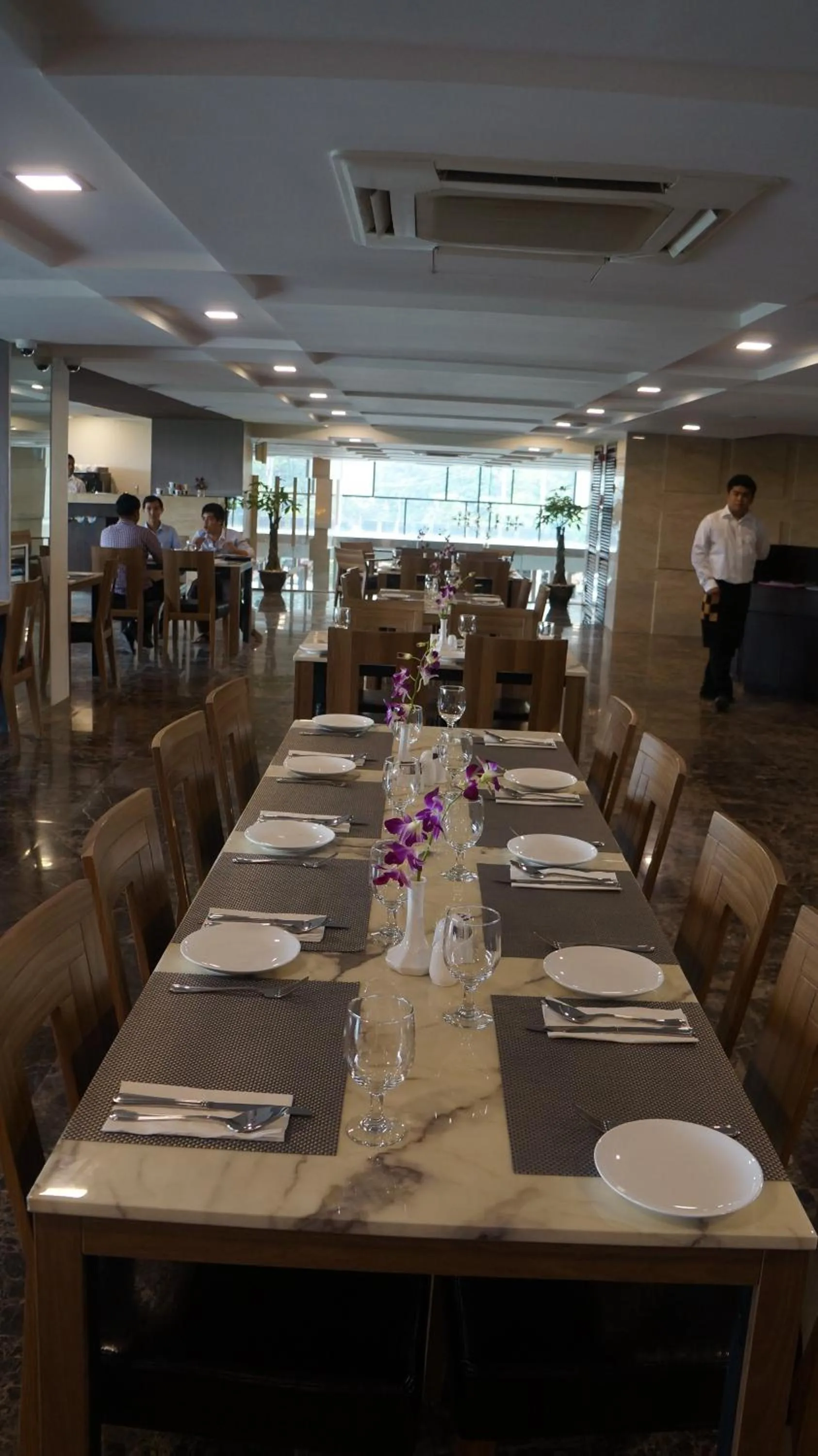 Restaurant/places to eat in Hotel Parami
