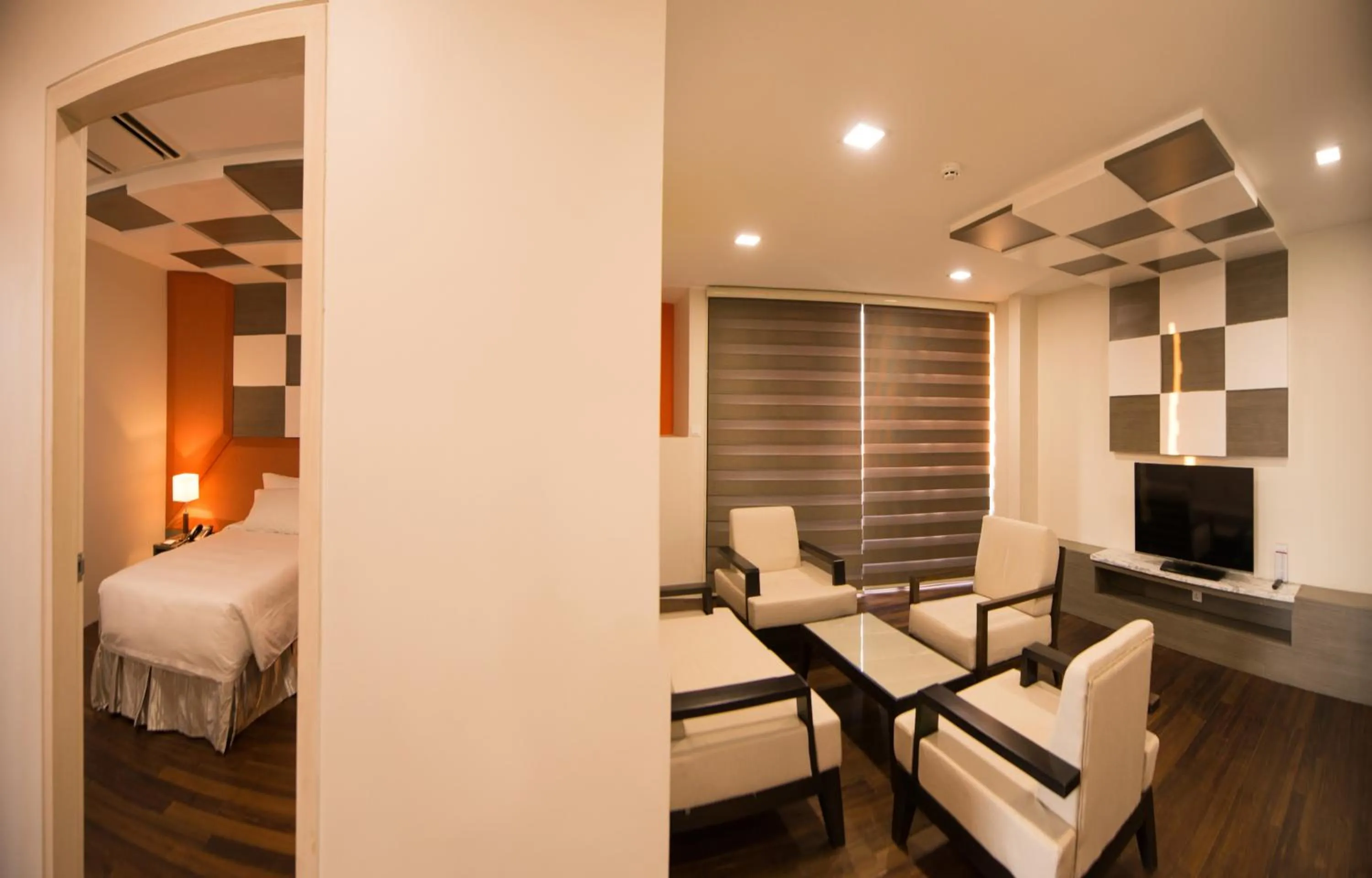 Living room, Bed in Hotel Parami