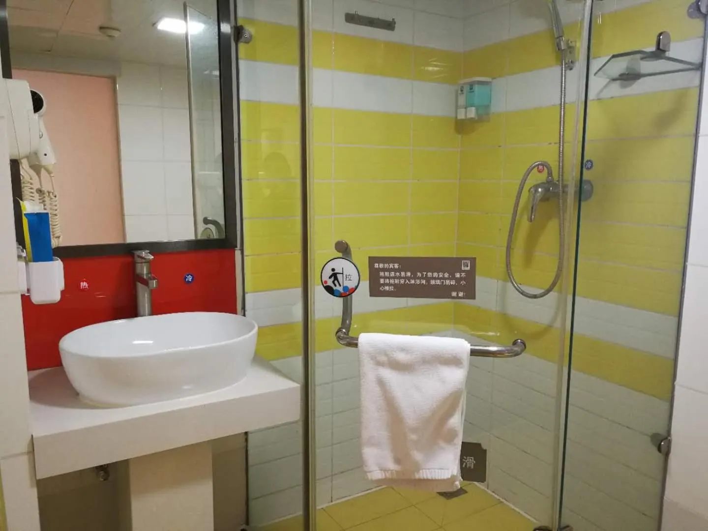 Toilet in 7Days Premium Beijing Dongzhimen Airport Express Station