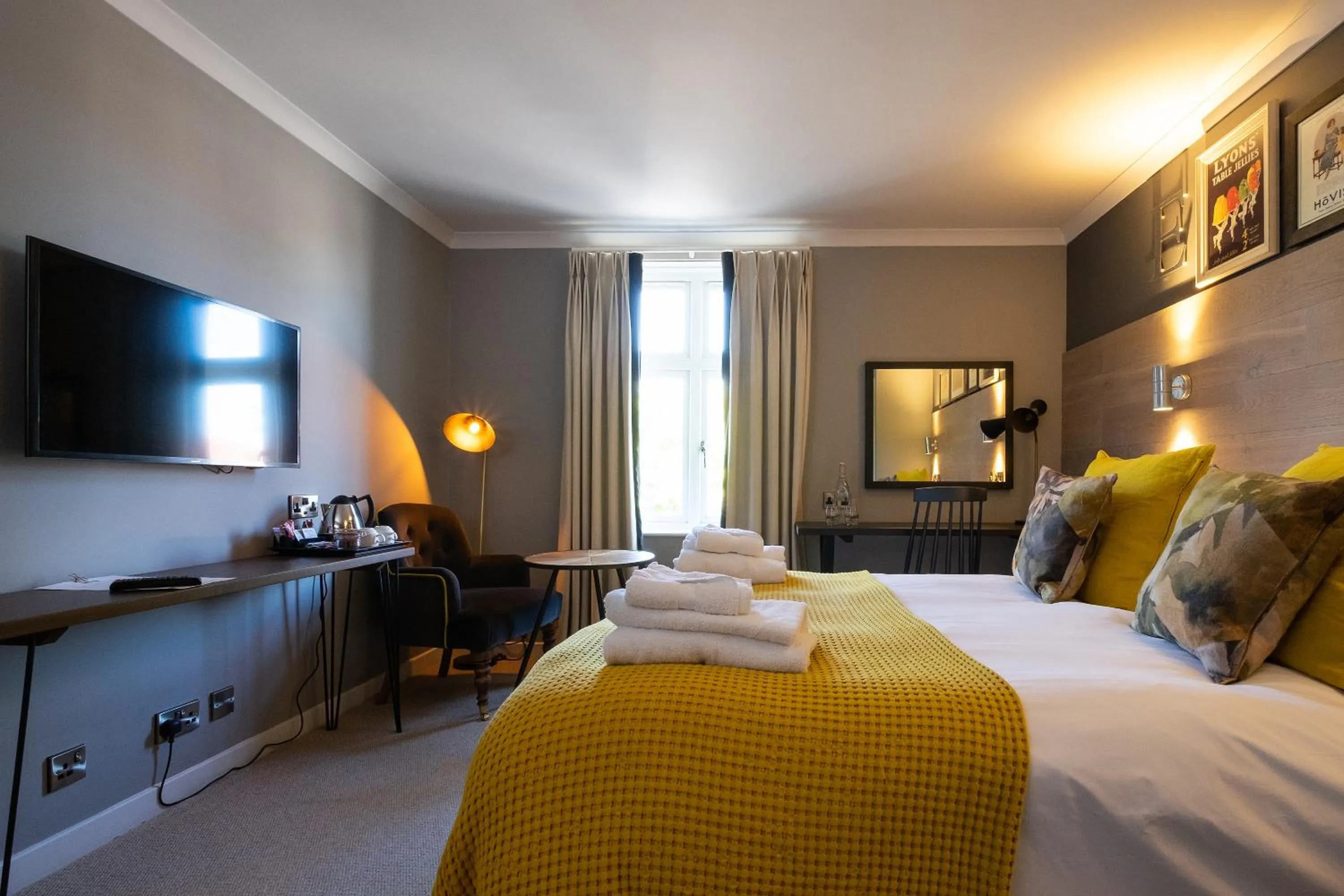 Bedroom, Bed in Bridge Hotel