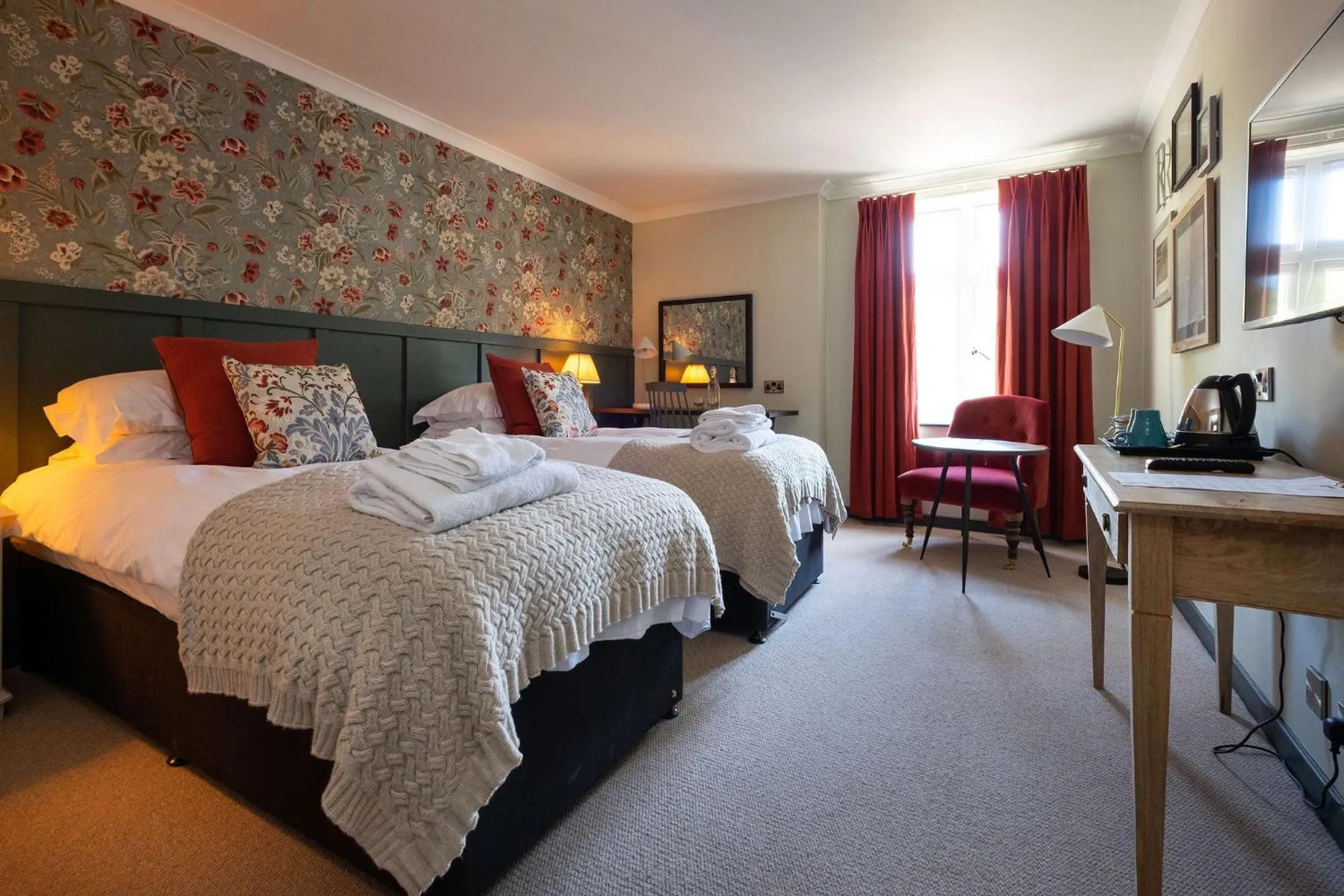 Bedroom, Bed in Bridge Hotel