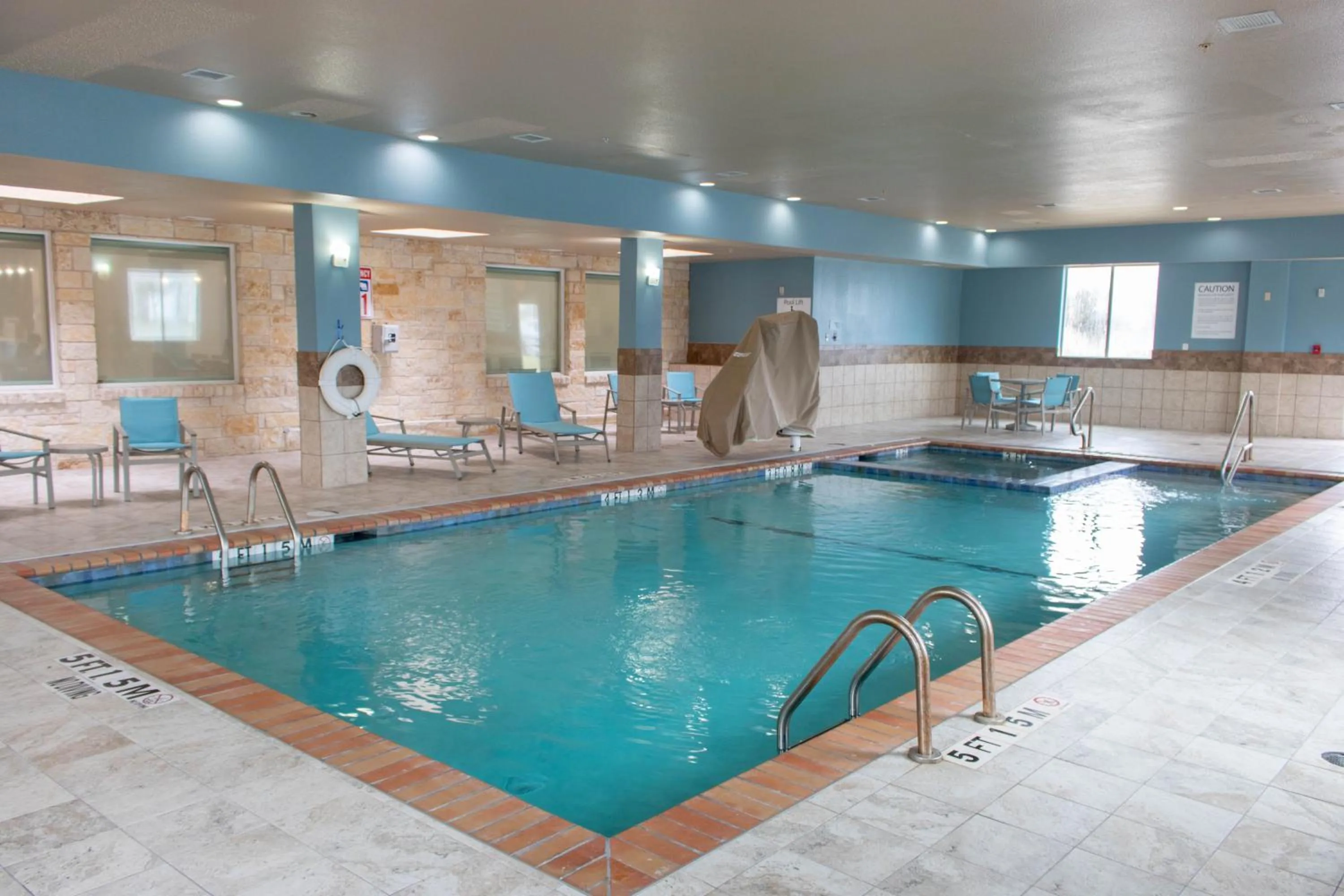 Swimming pool in Holiday Inn Express Hotel & Suites Temple-Medical Center Area by IHG