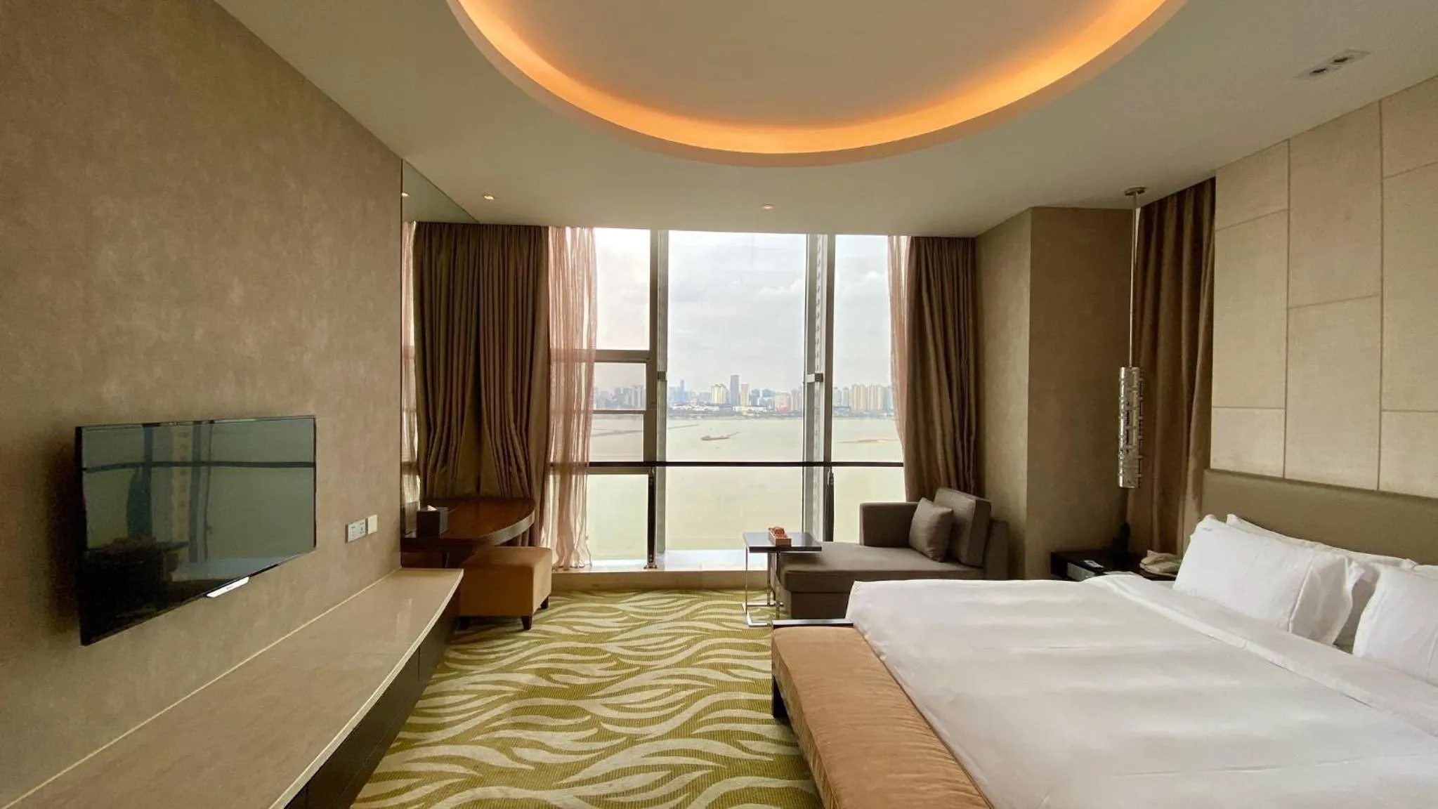Photo of the whole room, Bed in Holiday Inn Nanchang Riverside by IHG