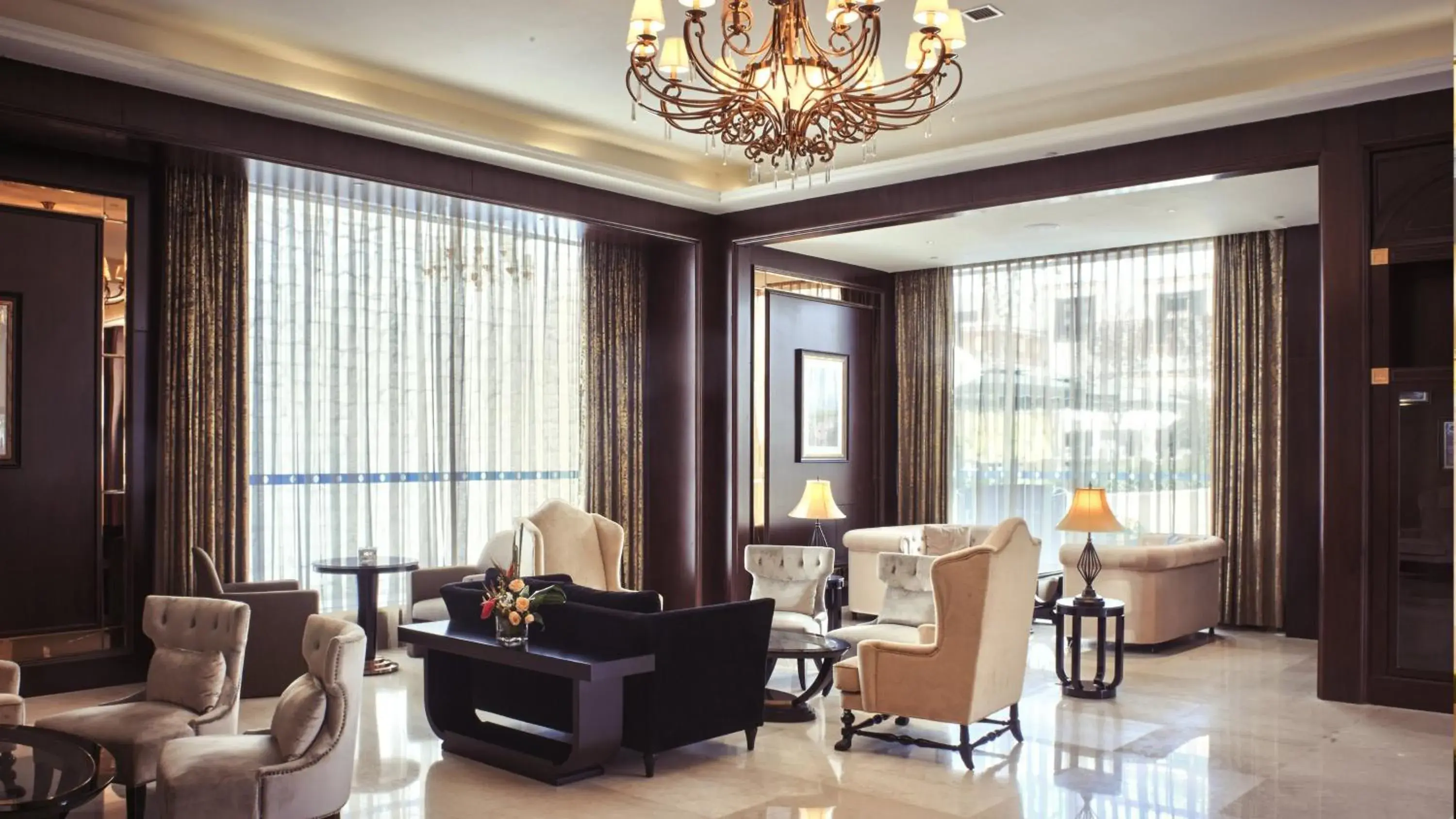 Lounge or bar in InterContinental Lhasa Paradise, an IHG Hotel Lounge or bar in InterContinental Lhasa Paradise, an IHG Hotel