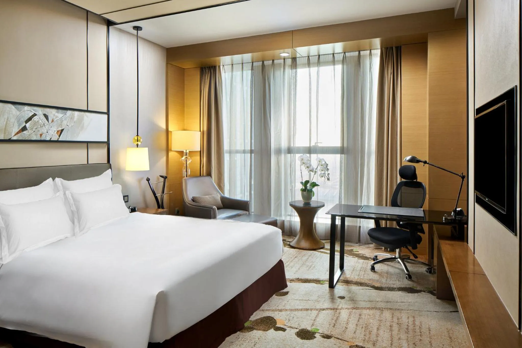Photo of the whole room, Bed in Crowne Plaza Tianjin Meijiangnan by IHG