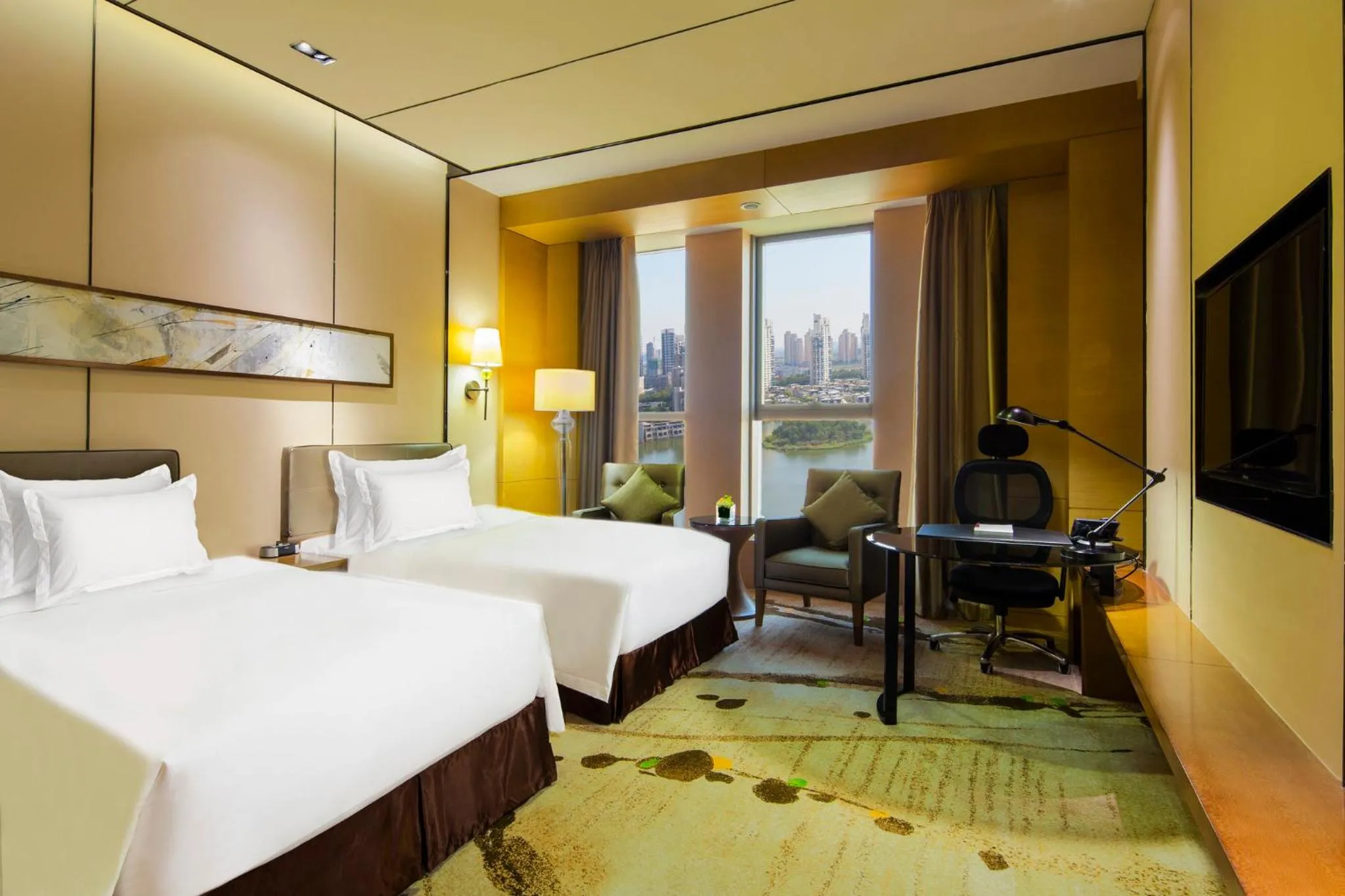 Photo of the whole room, Bed in Crowne Plaza Tianjin Meijiangnan by IHG