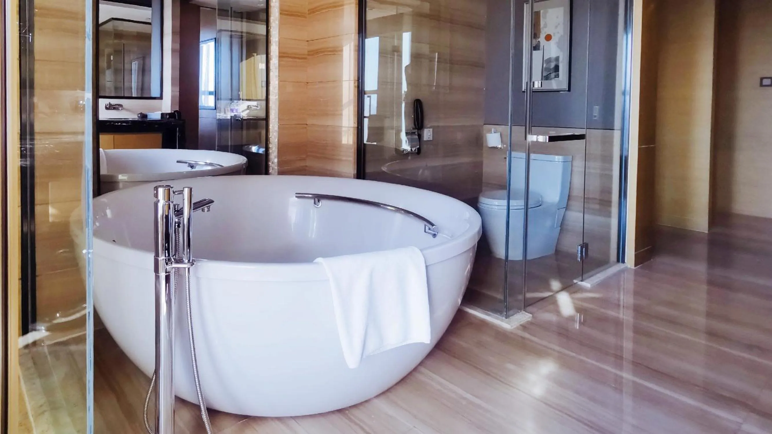 Photo of the whole room in Crowne Plaza Tianjin Meijiangnan by IHG