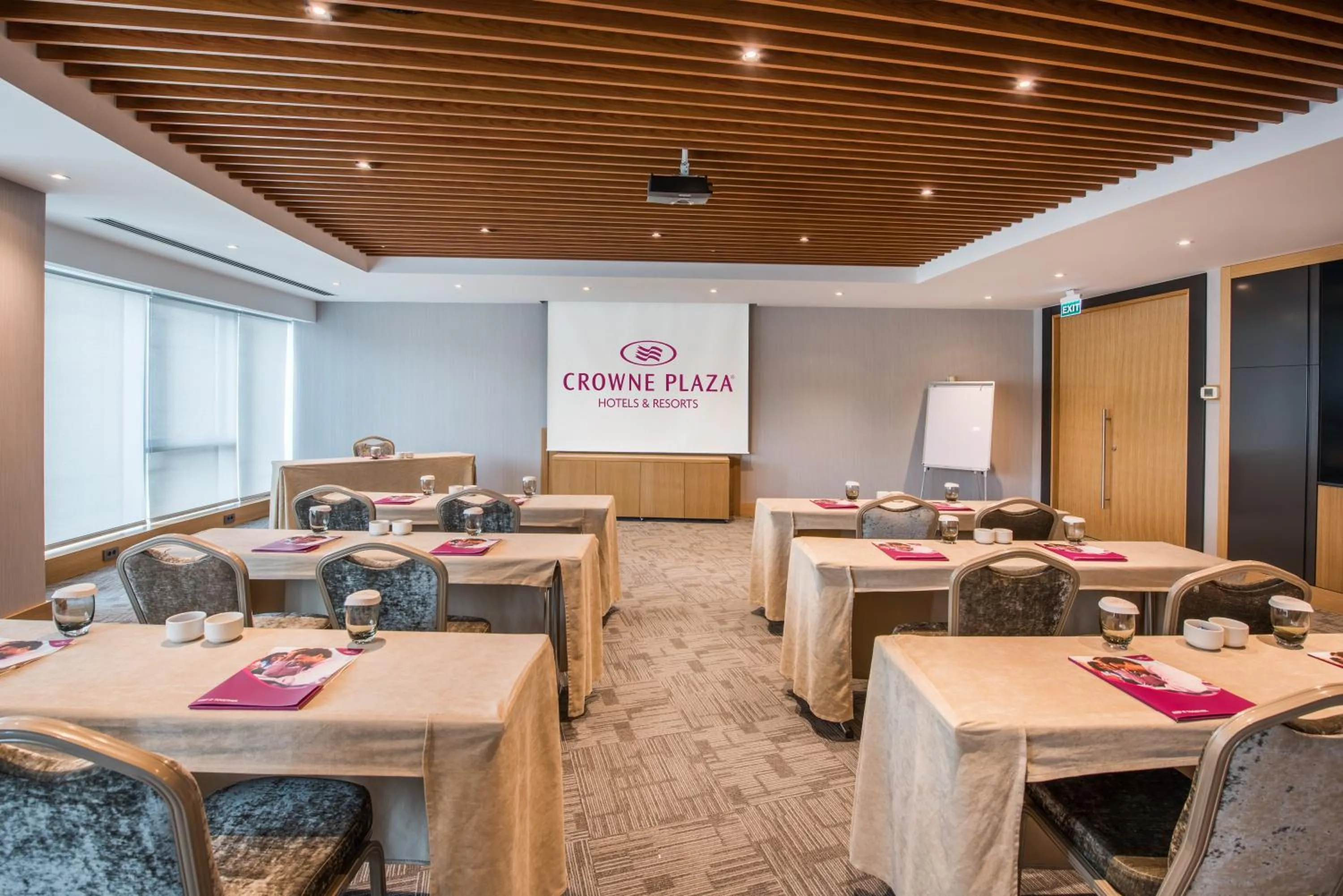 Meeting/conference room in Crowne Plaza Istanbul Oryapark by IHG
