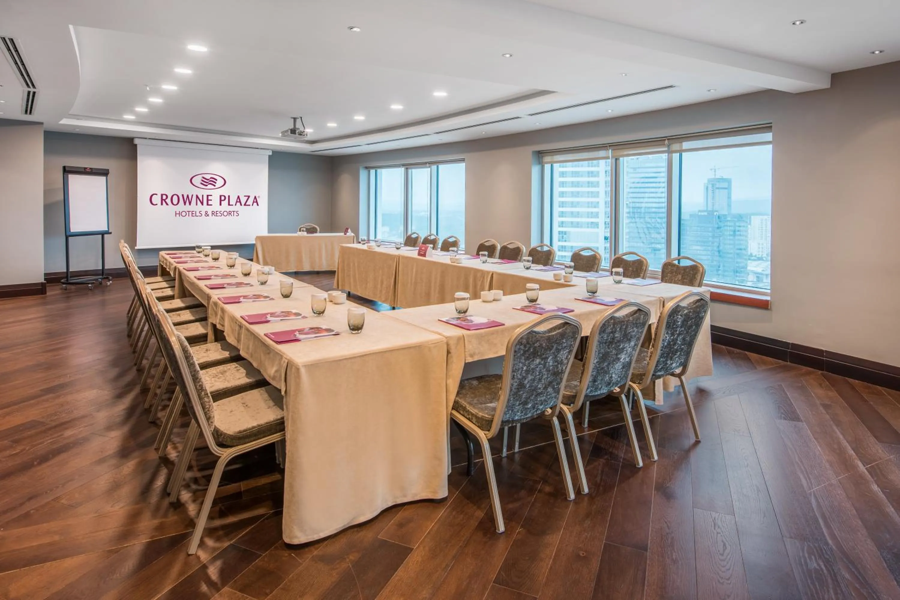 Meeting/conference room in Crowne Plaza Istanbul Oryapark by IHG