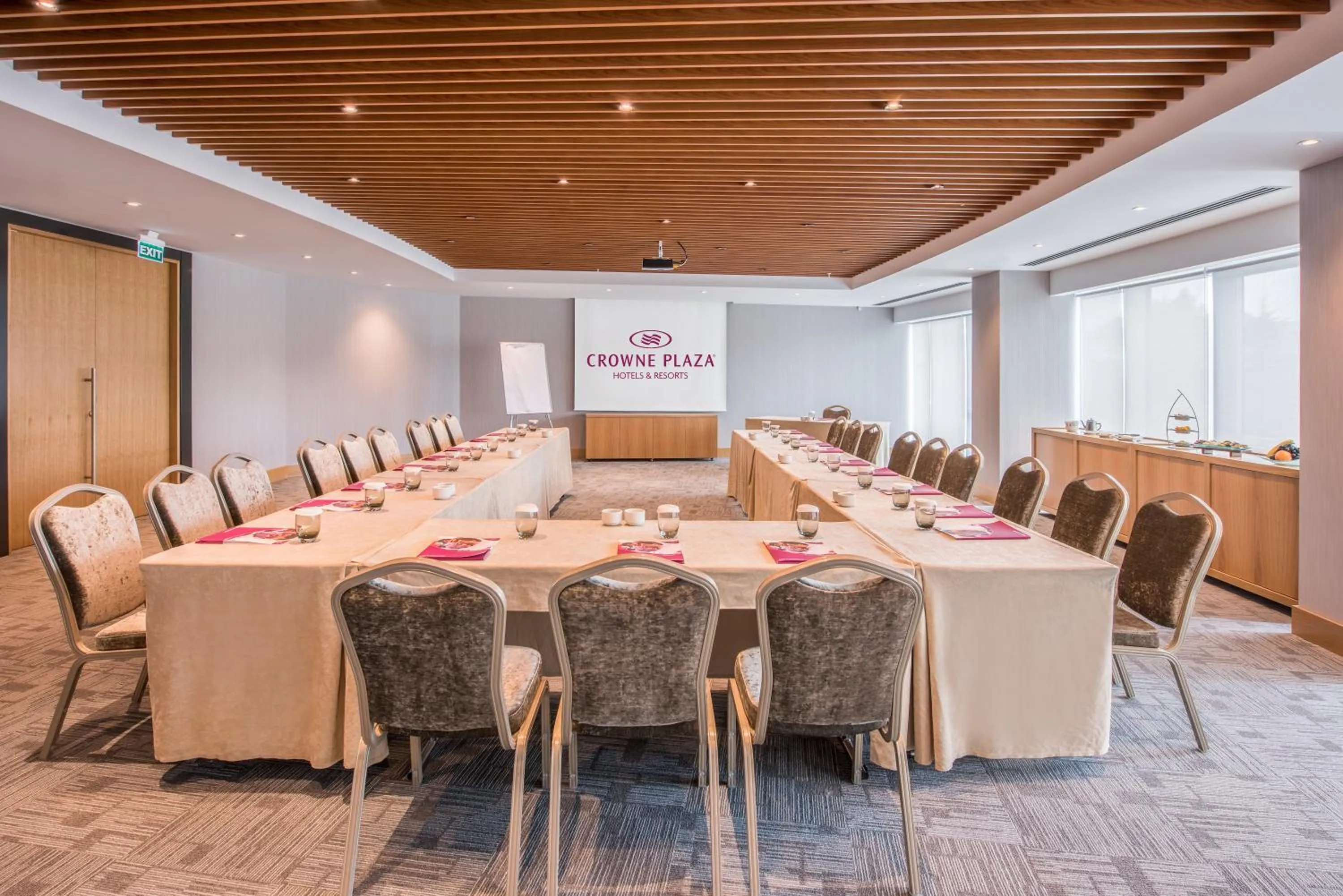 Meeting/conference room in Crowne Plaza Istanbul Oryapark by IHG