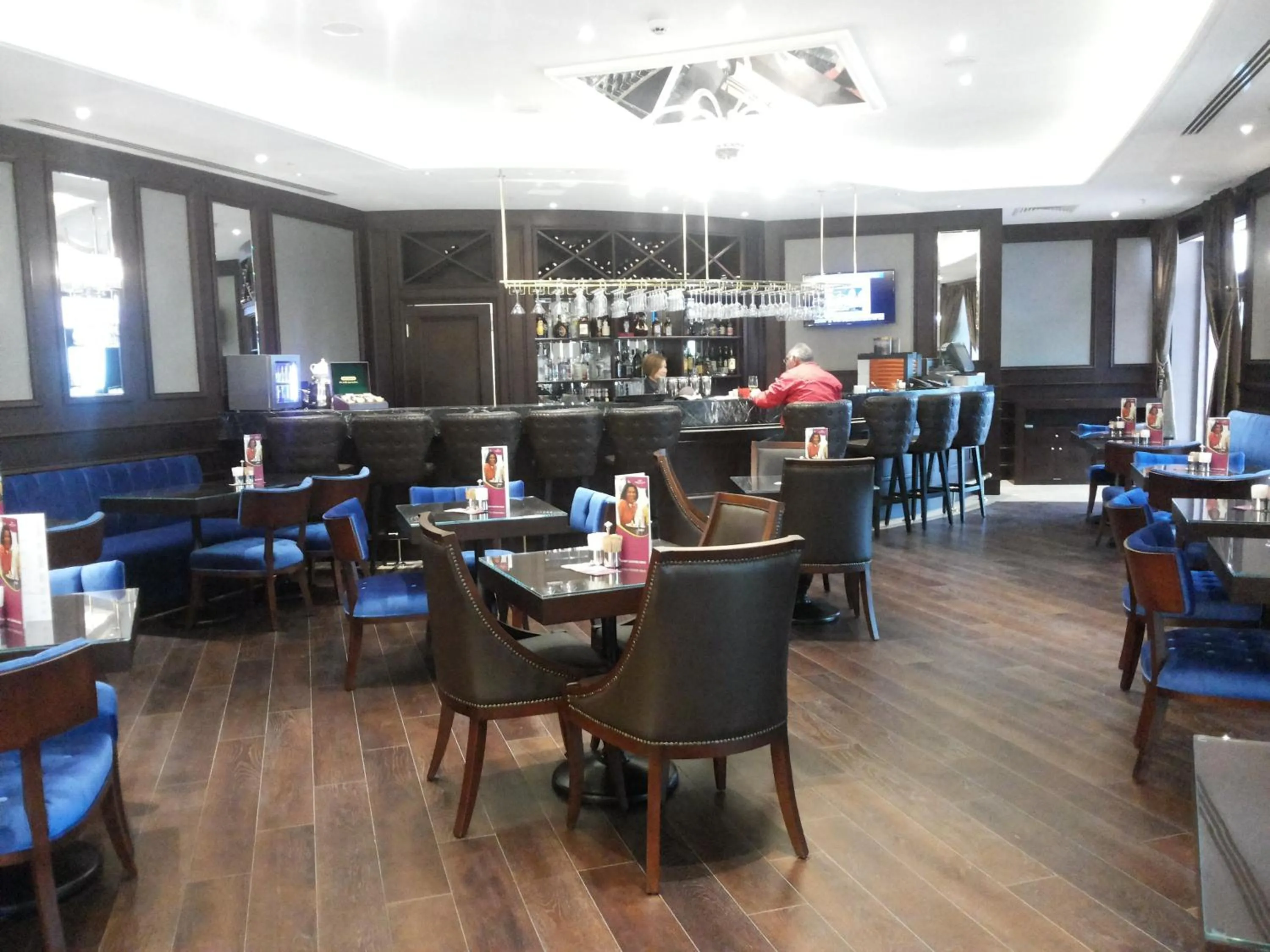 Lounge or bar in Crowne Plaza Istanbul Oryapark by IHG
