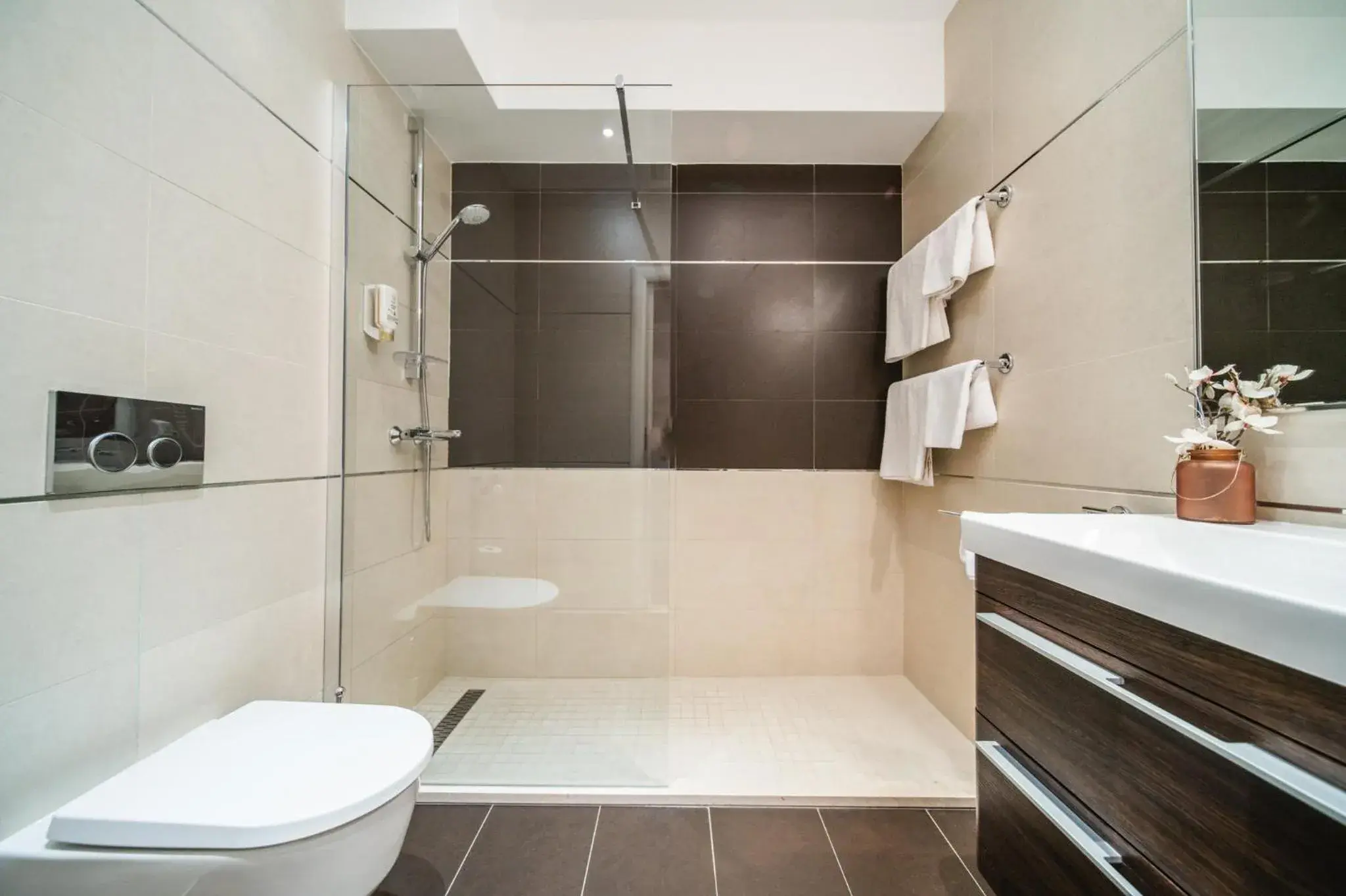 Shower in Celenga Apartments with free offsite parking Shower in Celenga Apartments with free offsite parking